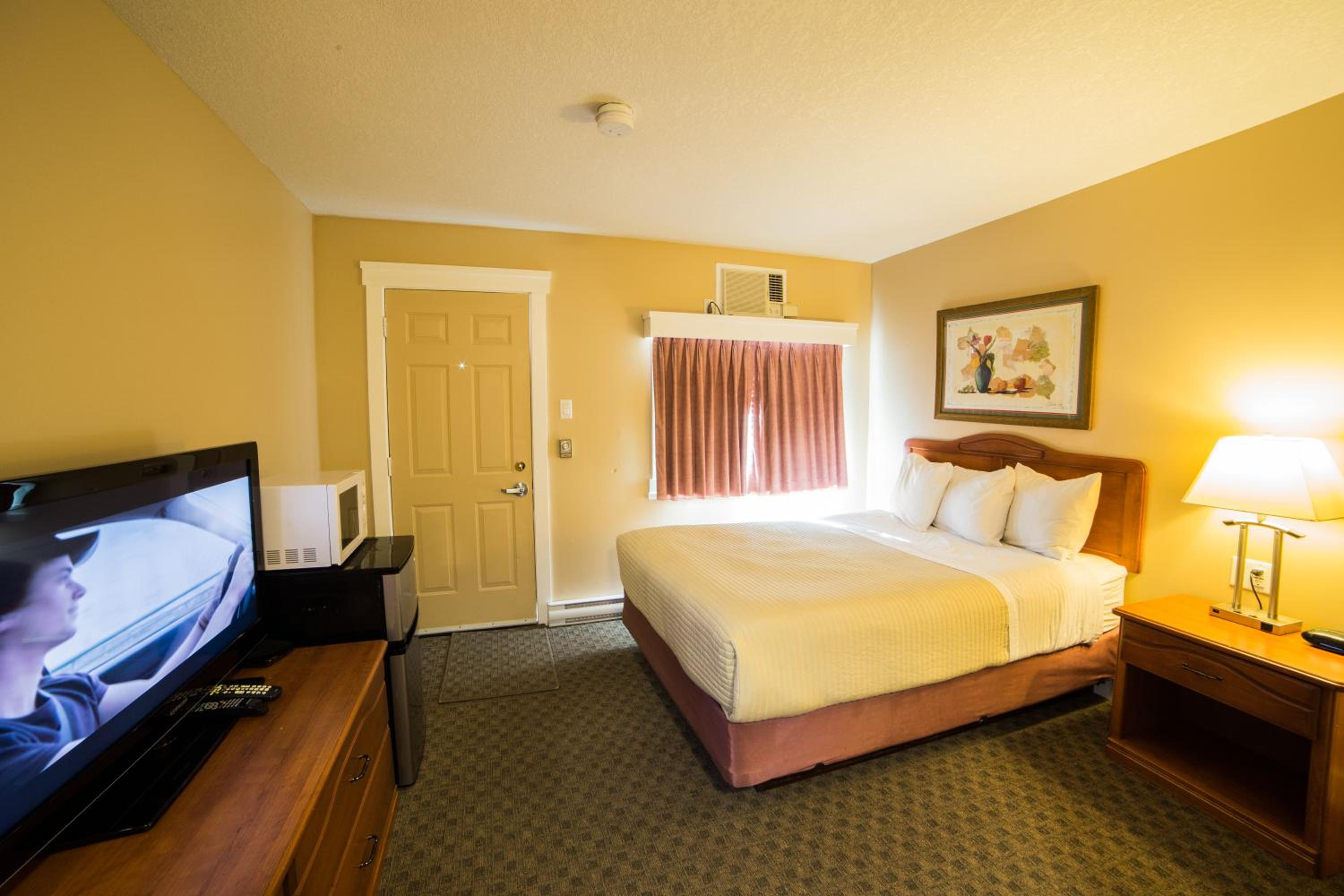 Queen Room photo 2