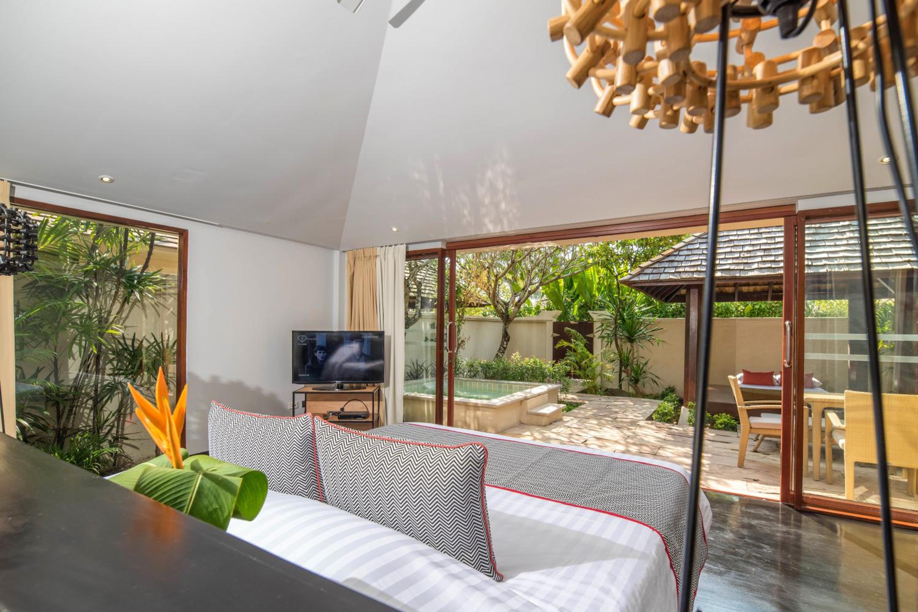 Garden Villa with Hot Tub photo 2