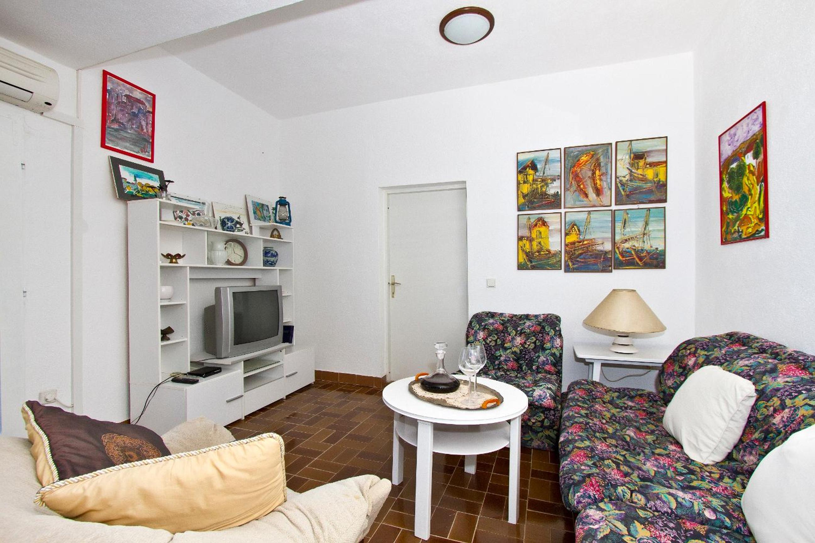 One-Bedroom Apartment photo 1