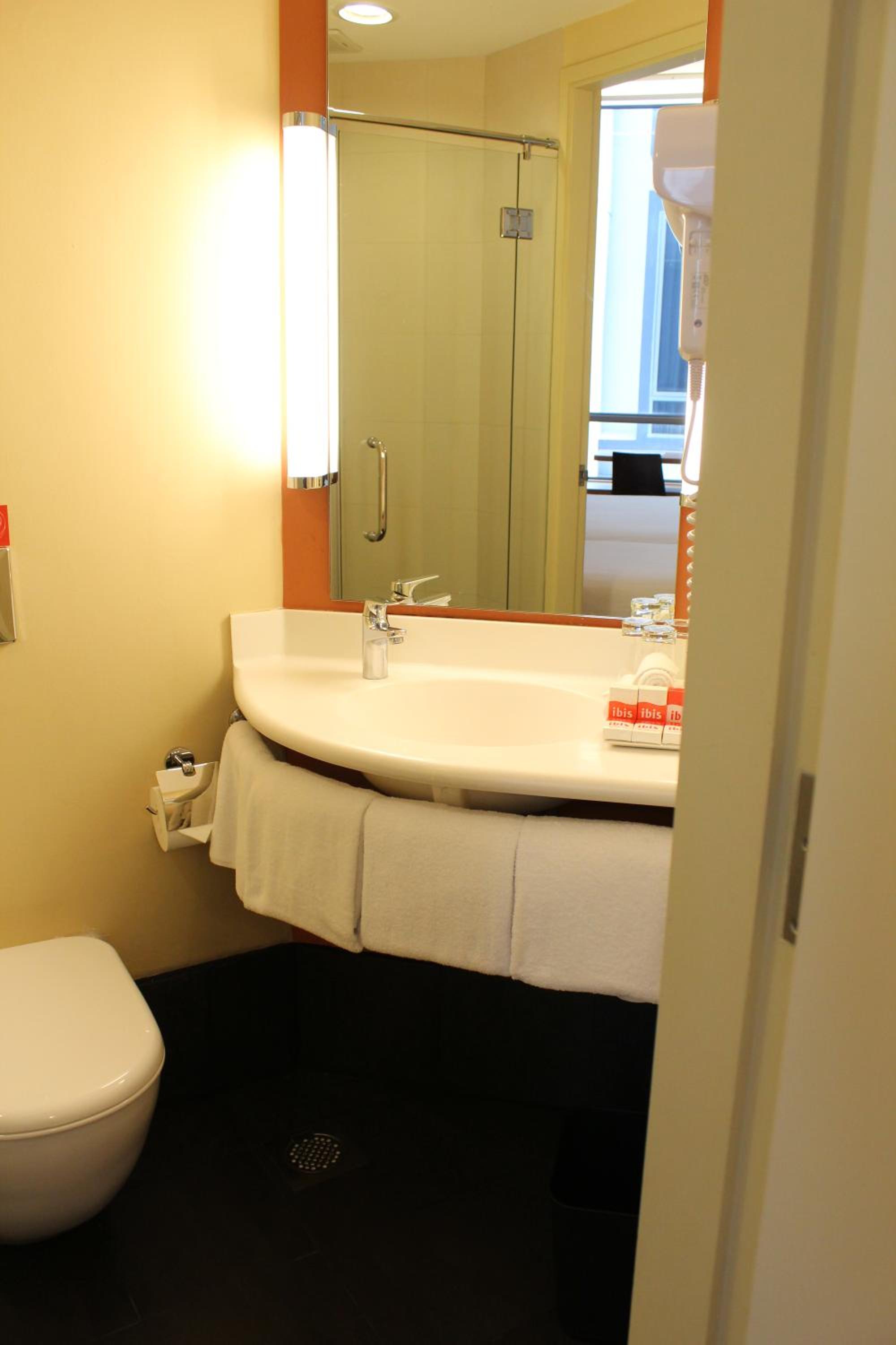 Standard Triple Room with 3 Single Beds photo 2