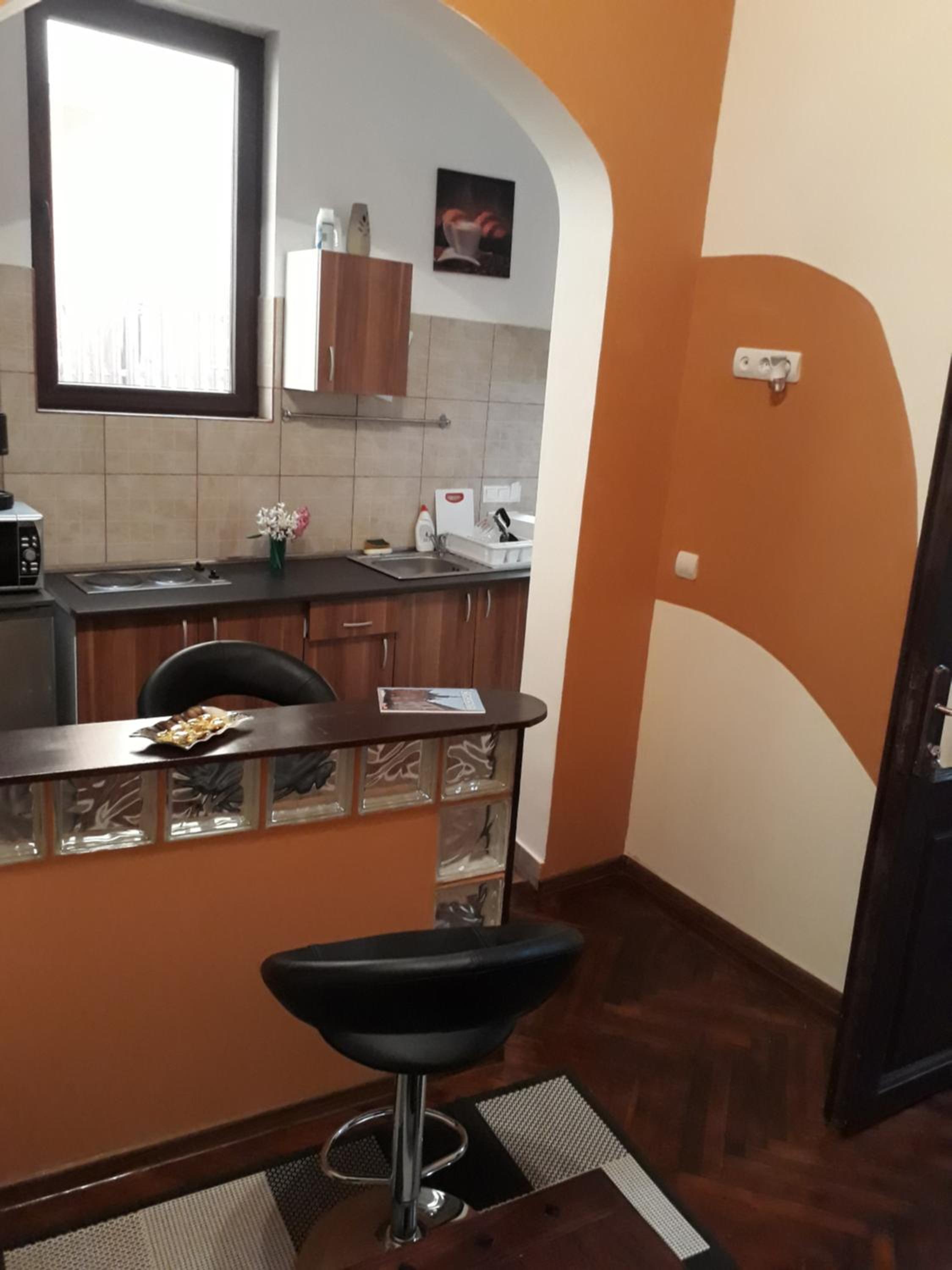 Two-Bedroom Apartment with Garden View and Private Kitchen/Bathroom - Photo 13