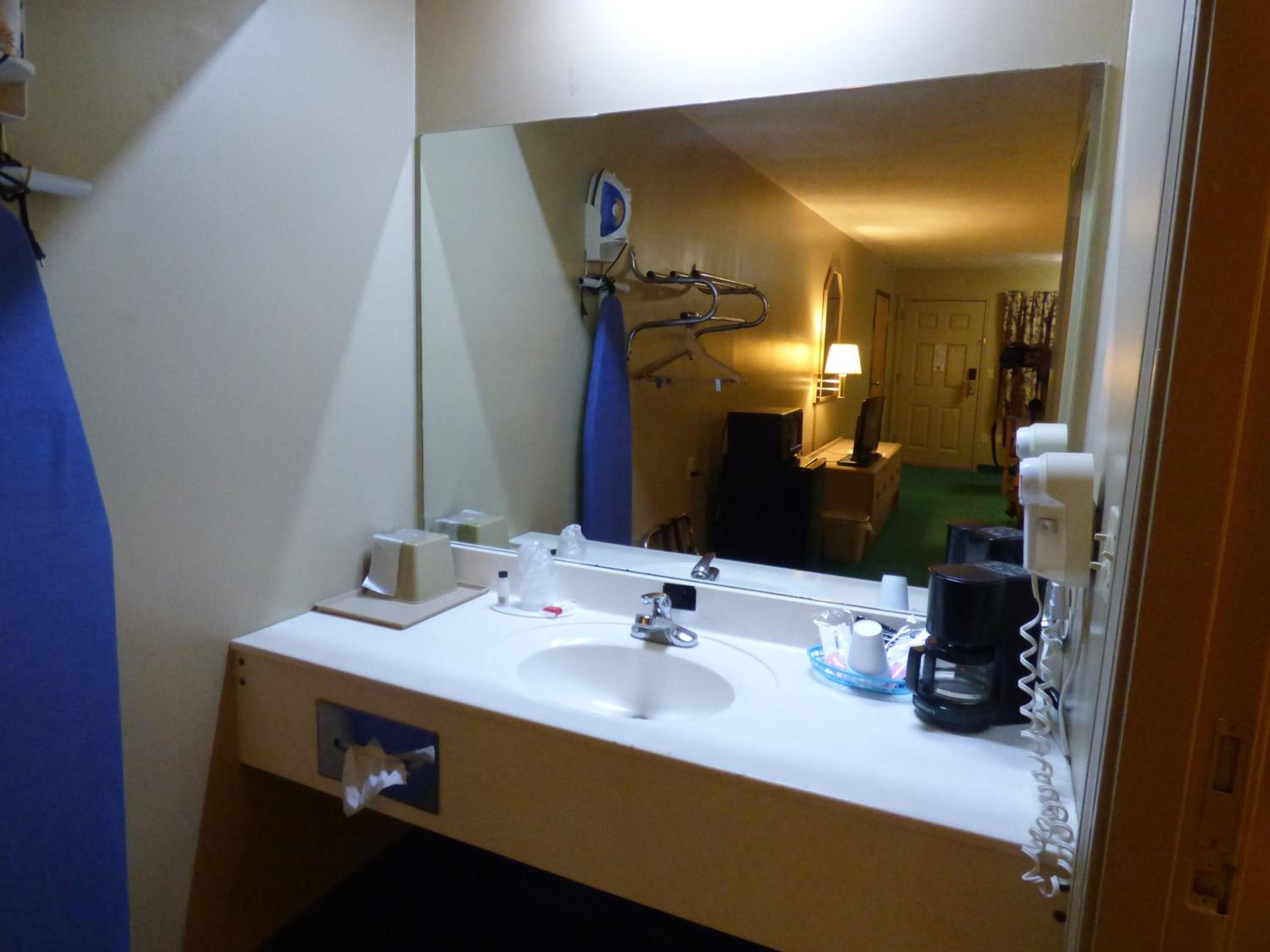 King Room - Non-Smoking - Photo 5