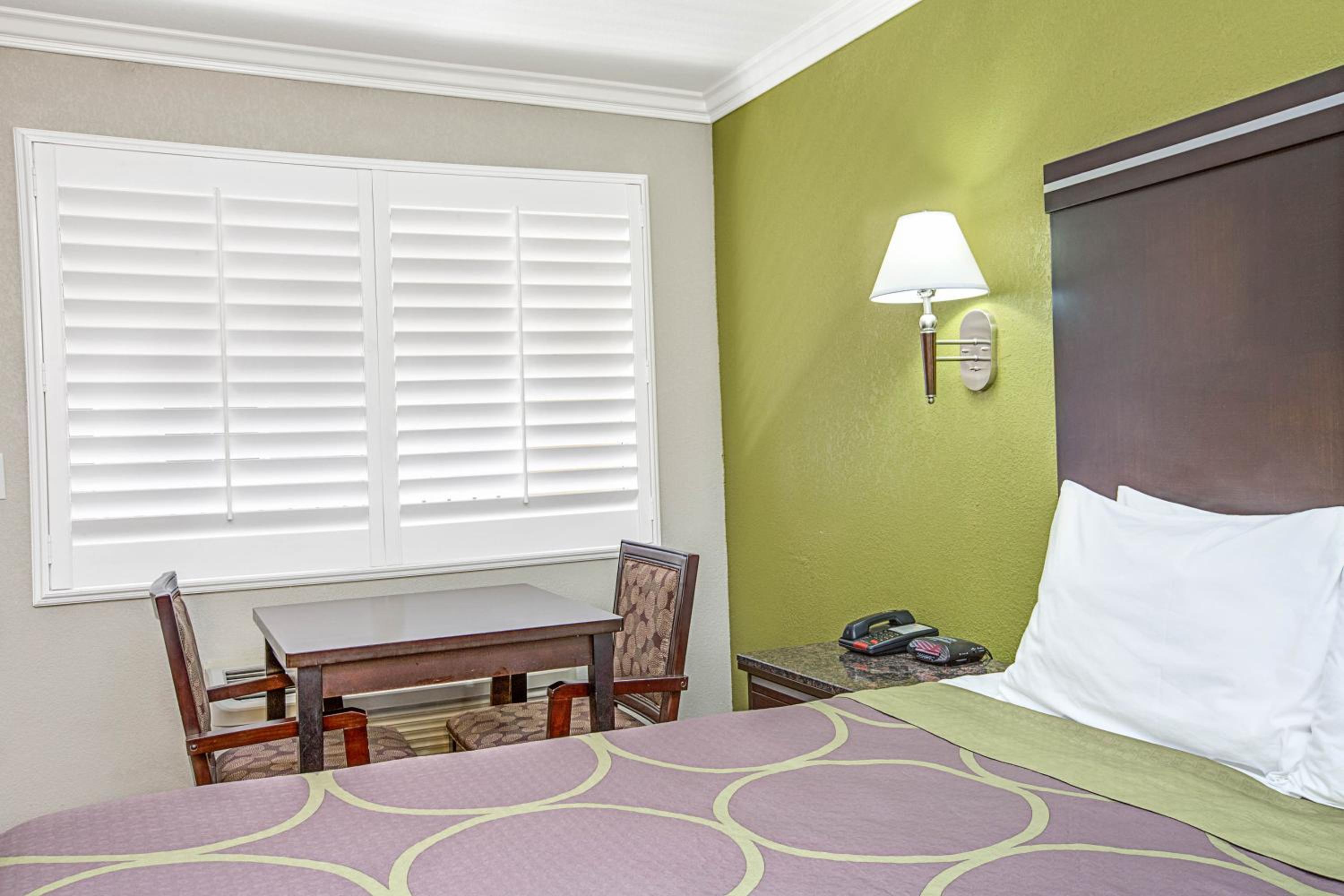 King Room - Non-Smoking - Photo 1