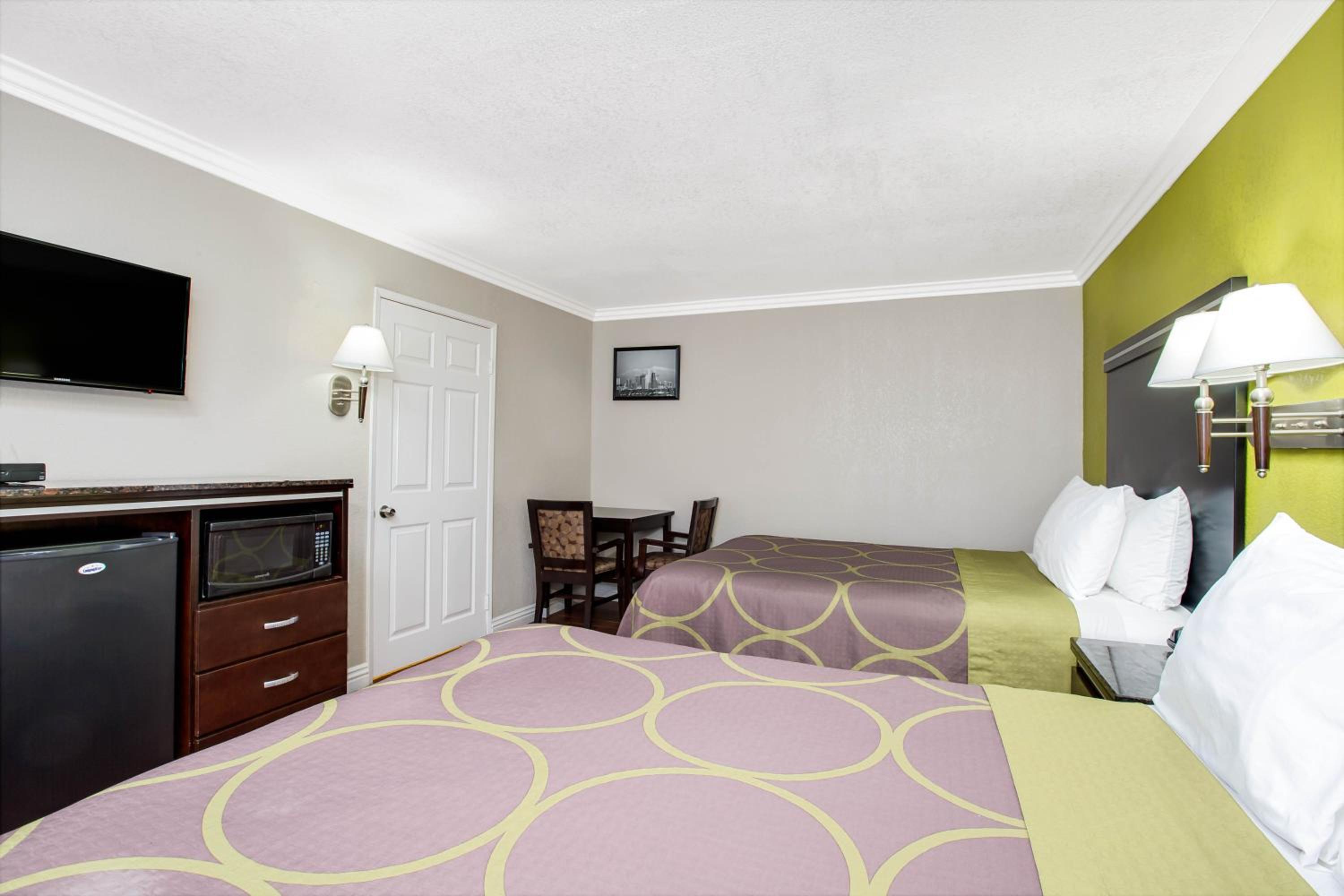 Queen Room With Two Queen Beds - Non-Smoking - Photo 5