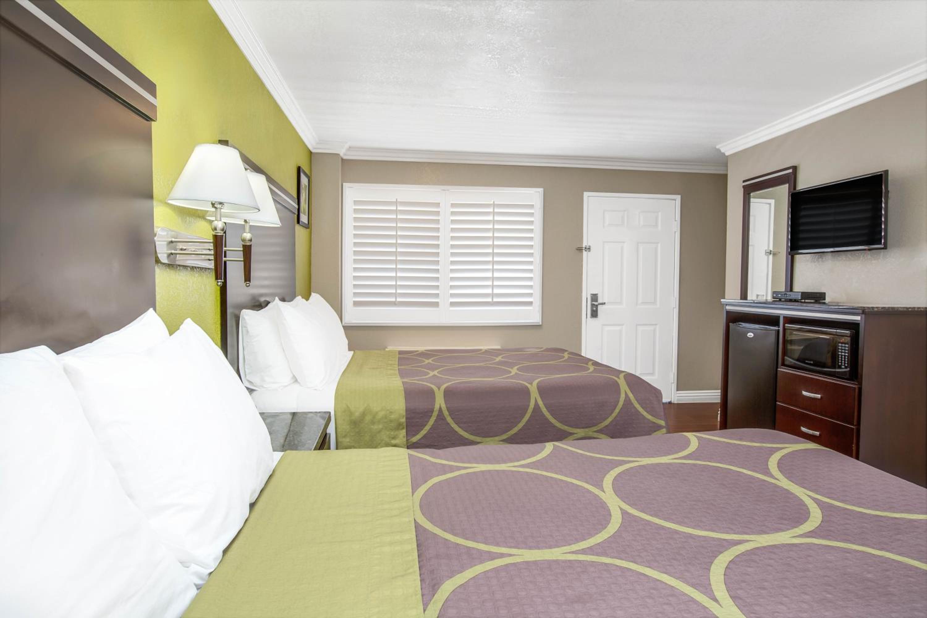 Queen Room With Two Queen Beds - Non-Smoking - Photo 12