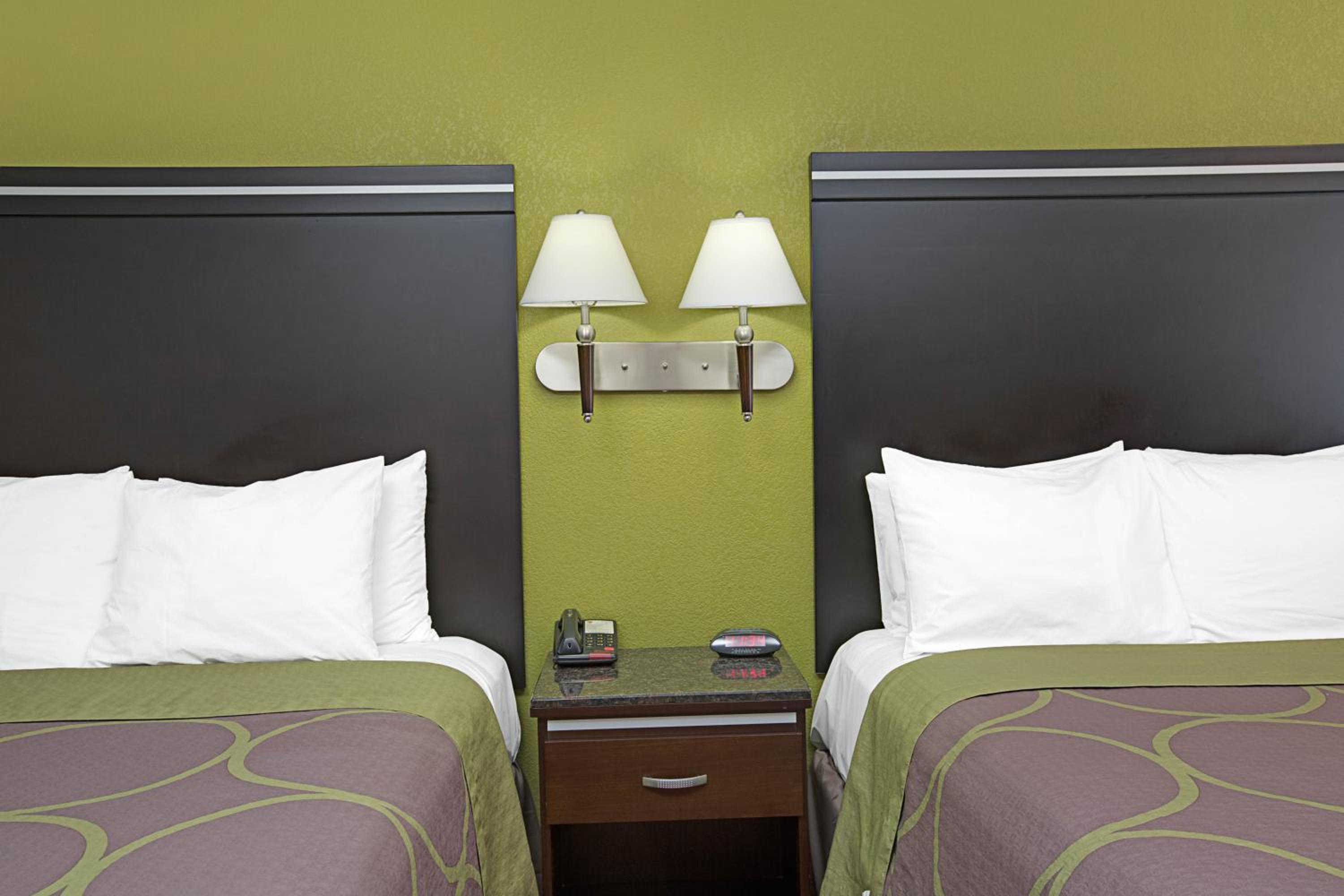 Queen Room With Two Queen Beds - Non-Smoking - Photo 11