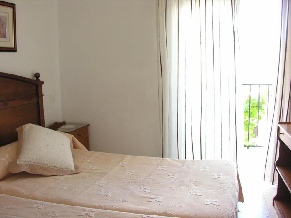 Twin Room with Private Bathroom photo 3