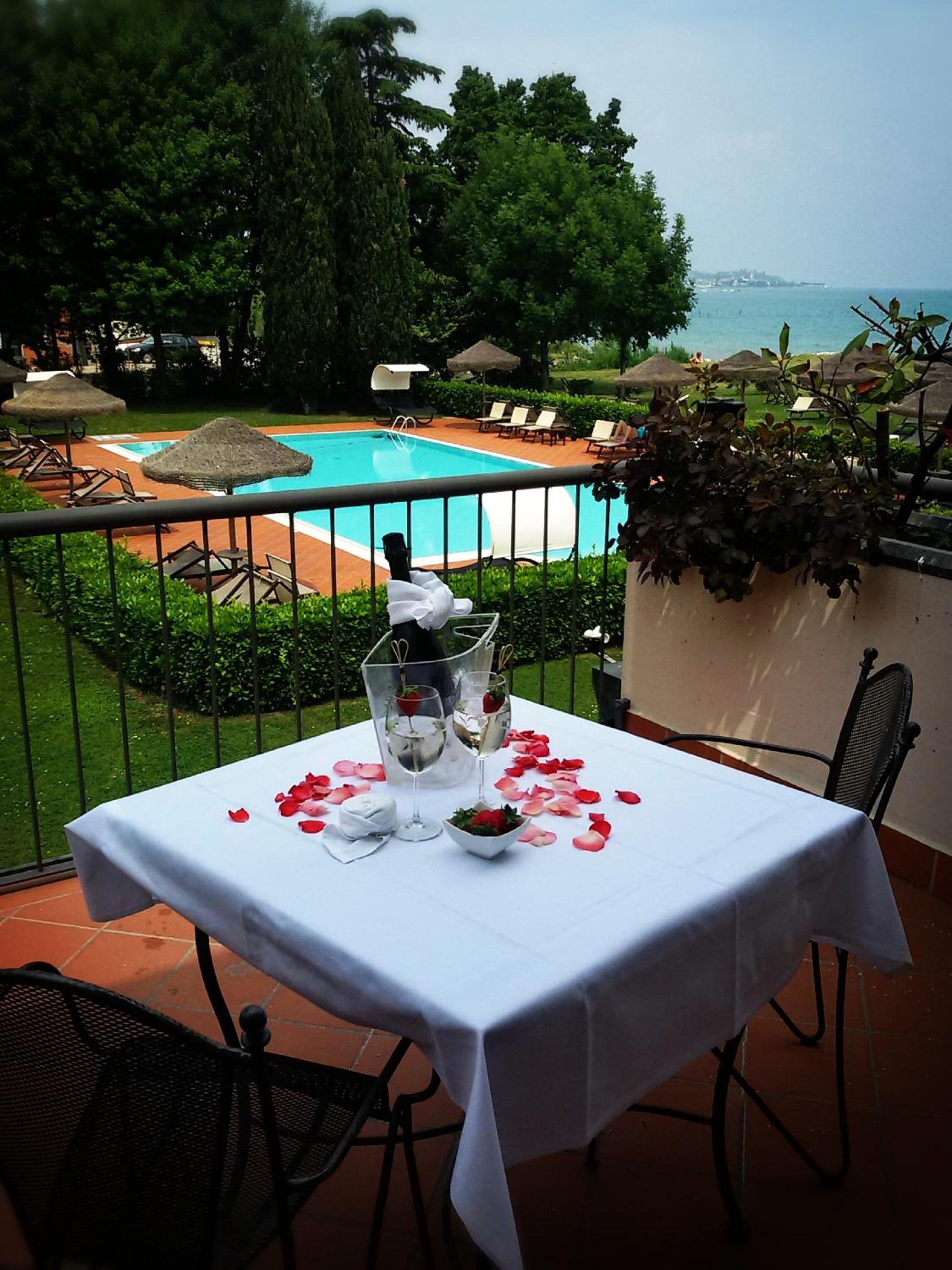 Double Room with Pool View - Photo 5