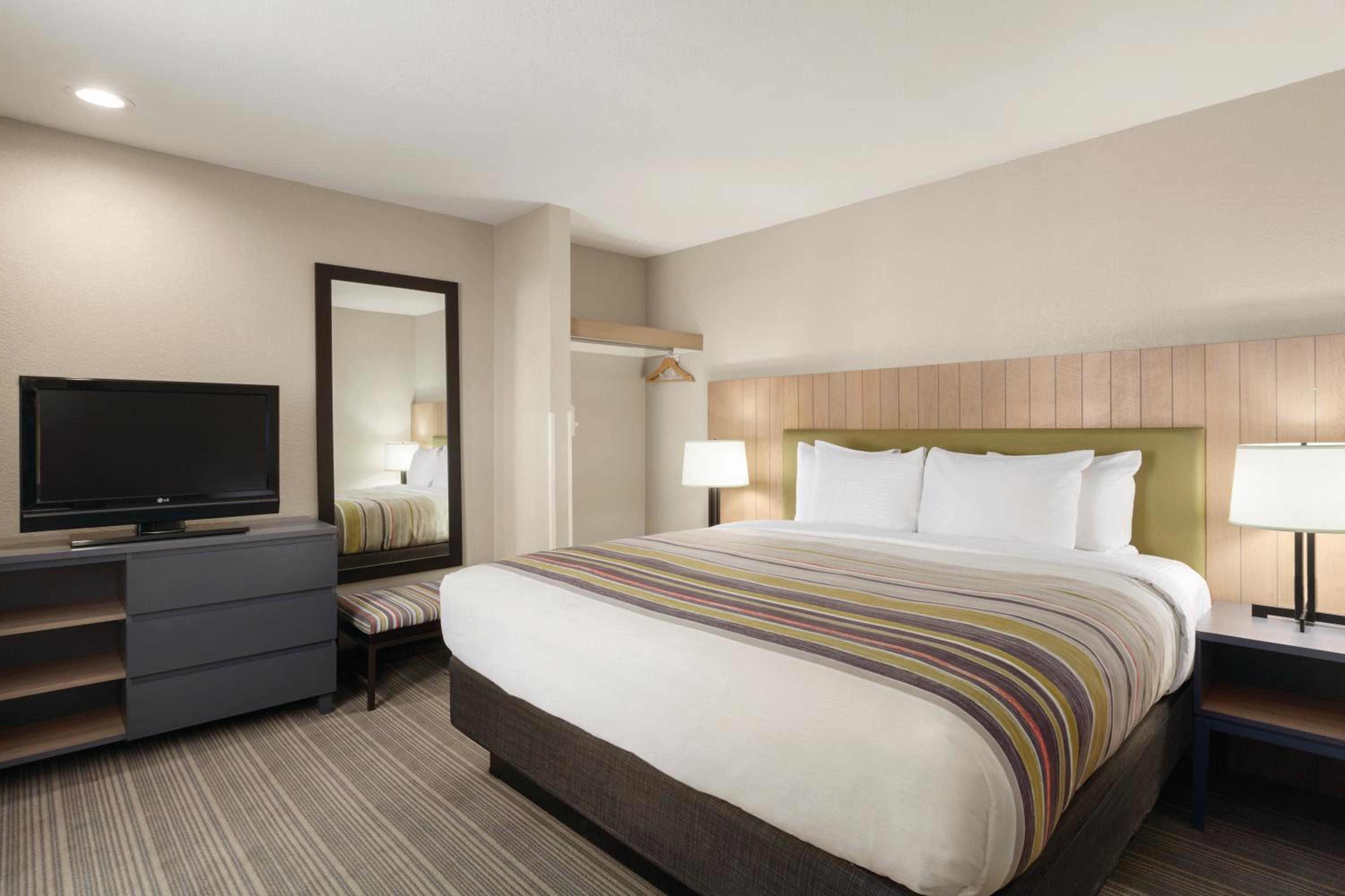 One-Bedroom King Suite - Non-Smoking - Photo 2