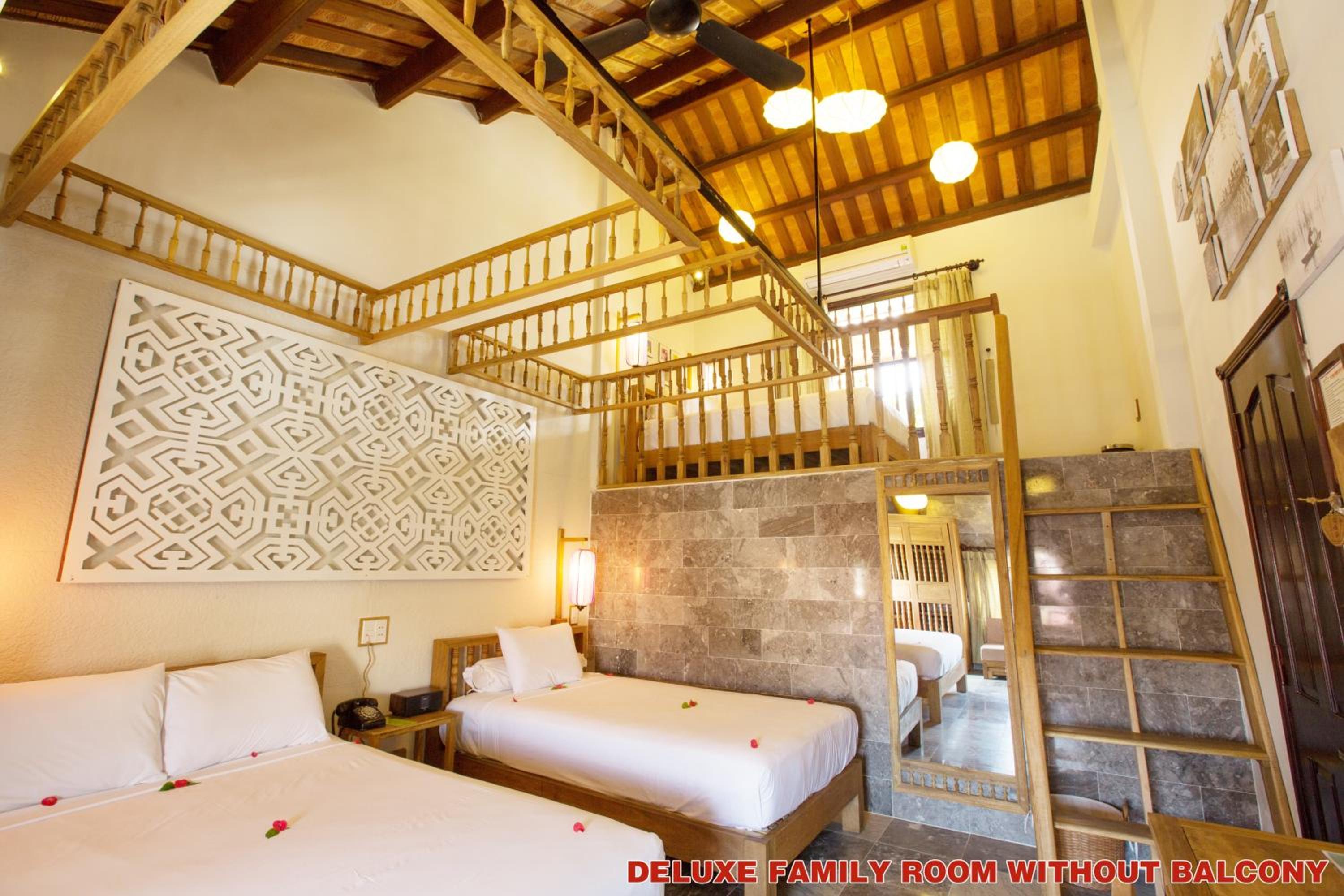 Deluxe Family Room with Window photo 3