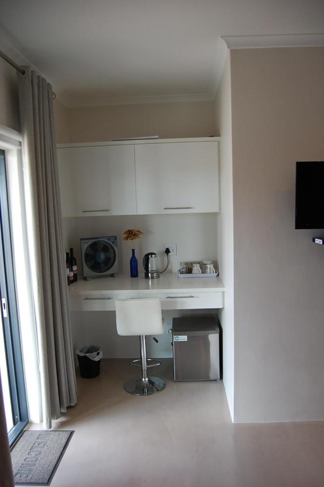 Deluxe Queen Suite - Photo 6