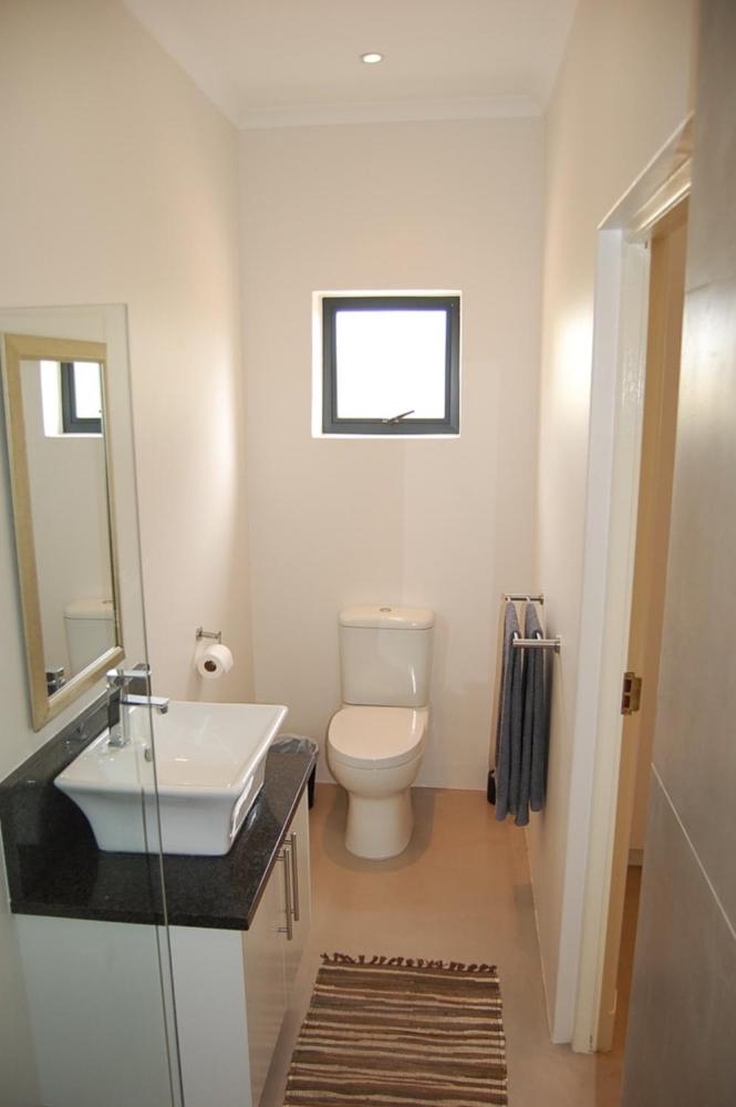 Deluxe Queen Suite - Photo 8