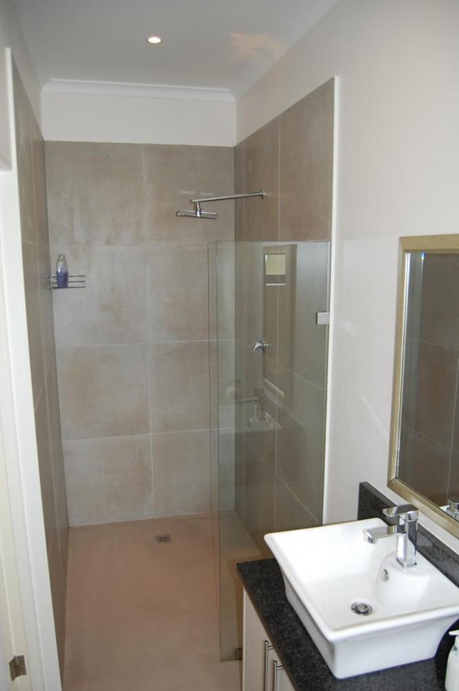 Deluxe Queen Suite - Photo 9