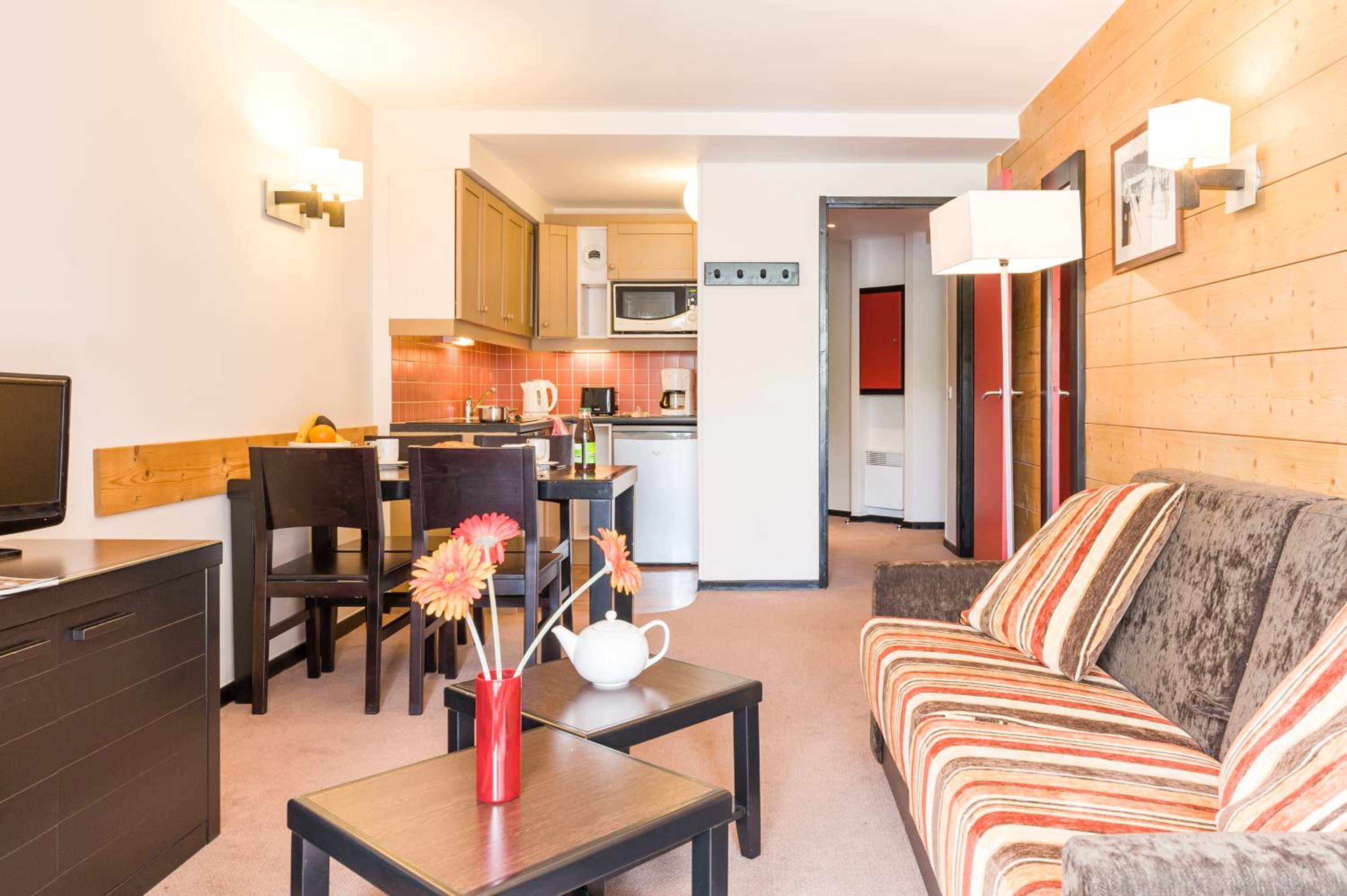 Superior One-Bedroom Apartment (4 People)