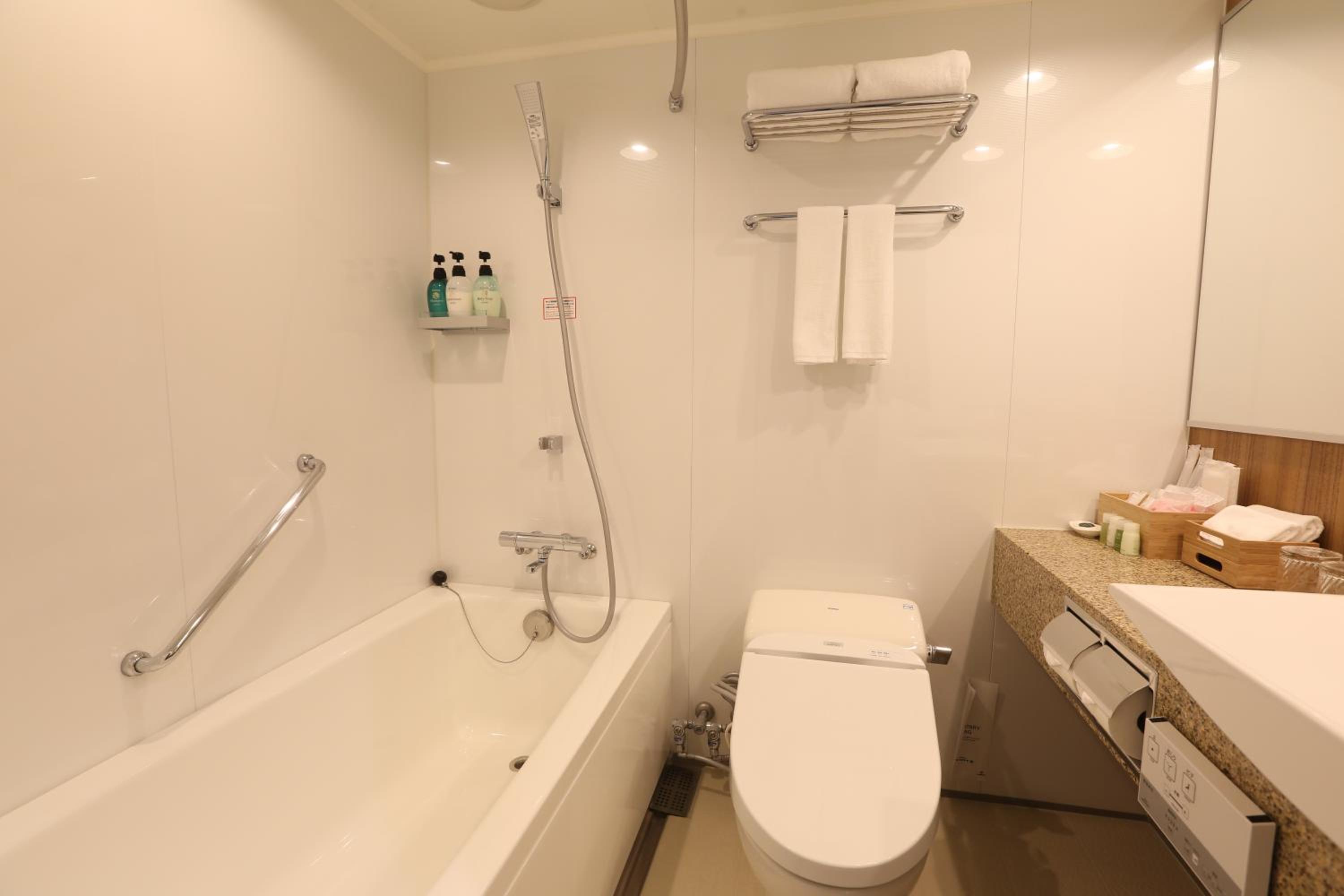 Premium Twin Room - Photo 4