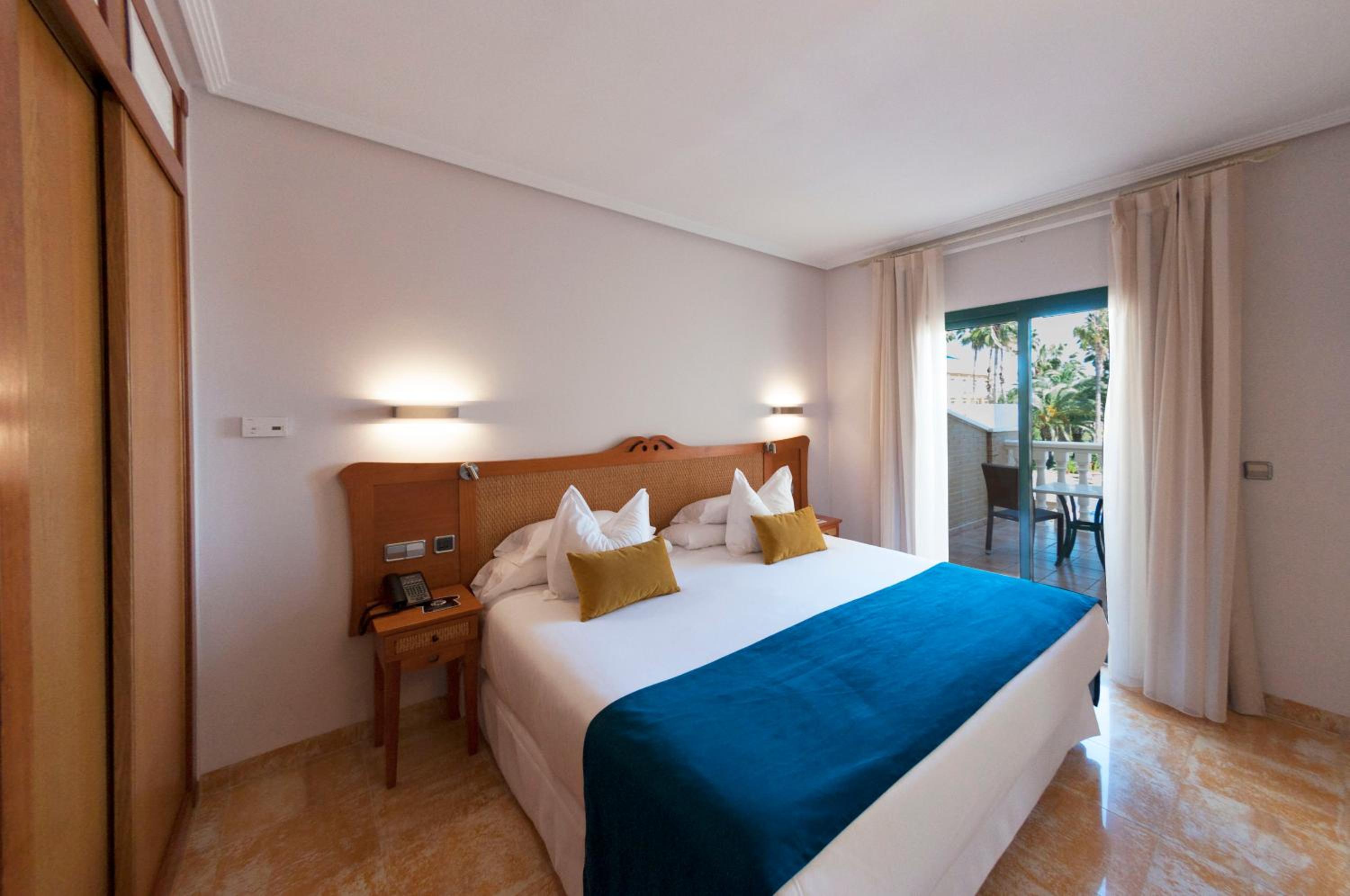 Junior Suite with Pool View - Photo 2