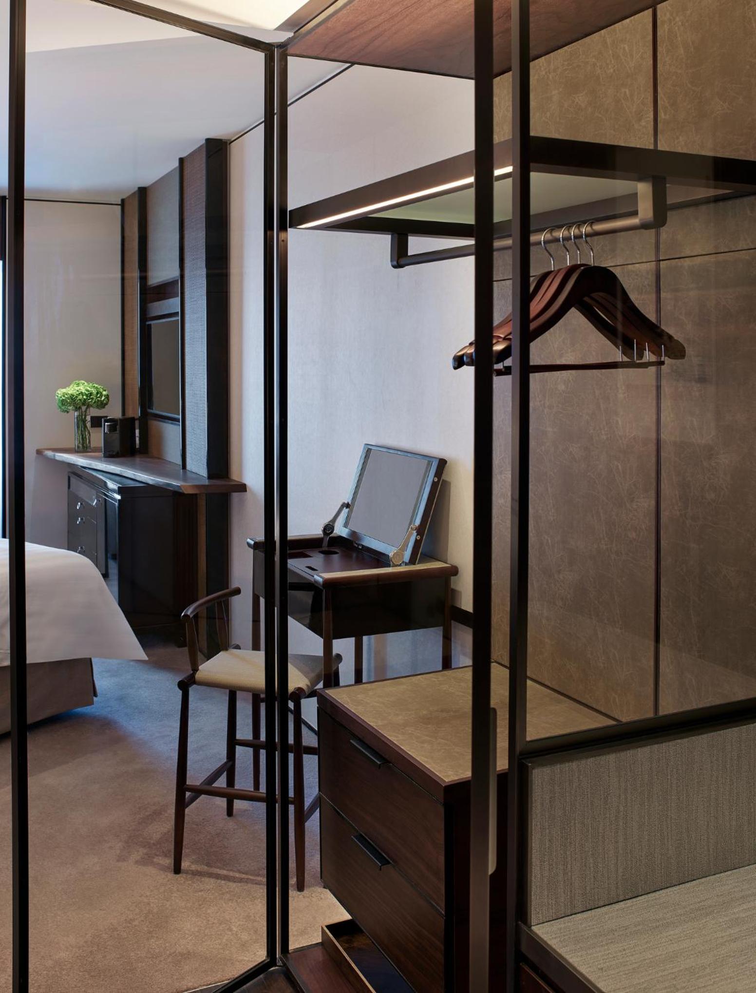 Tower Wing Deluxe King Room photo 3