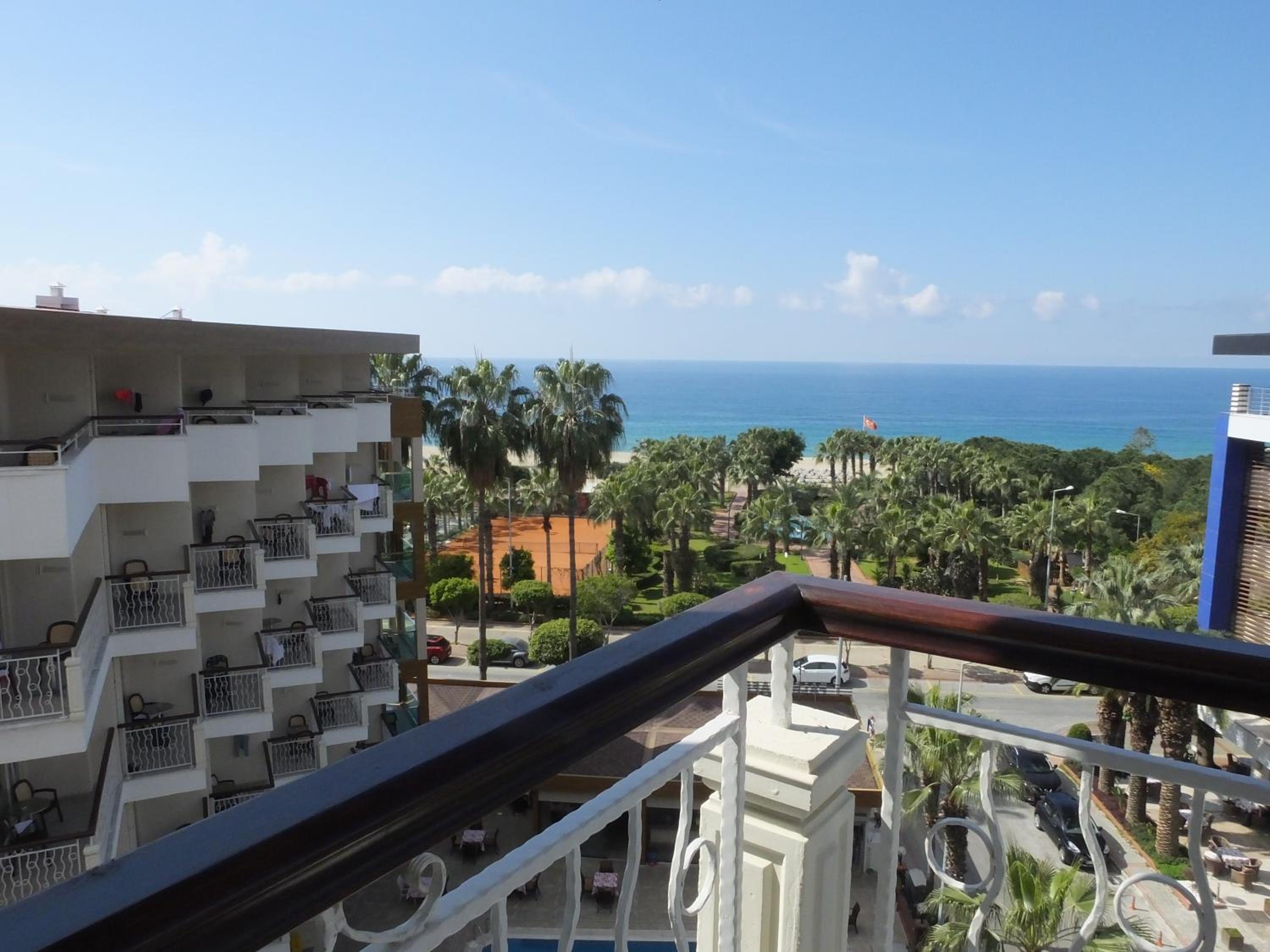 Double Room with Balcony and Sea View - Photo 6