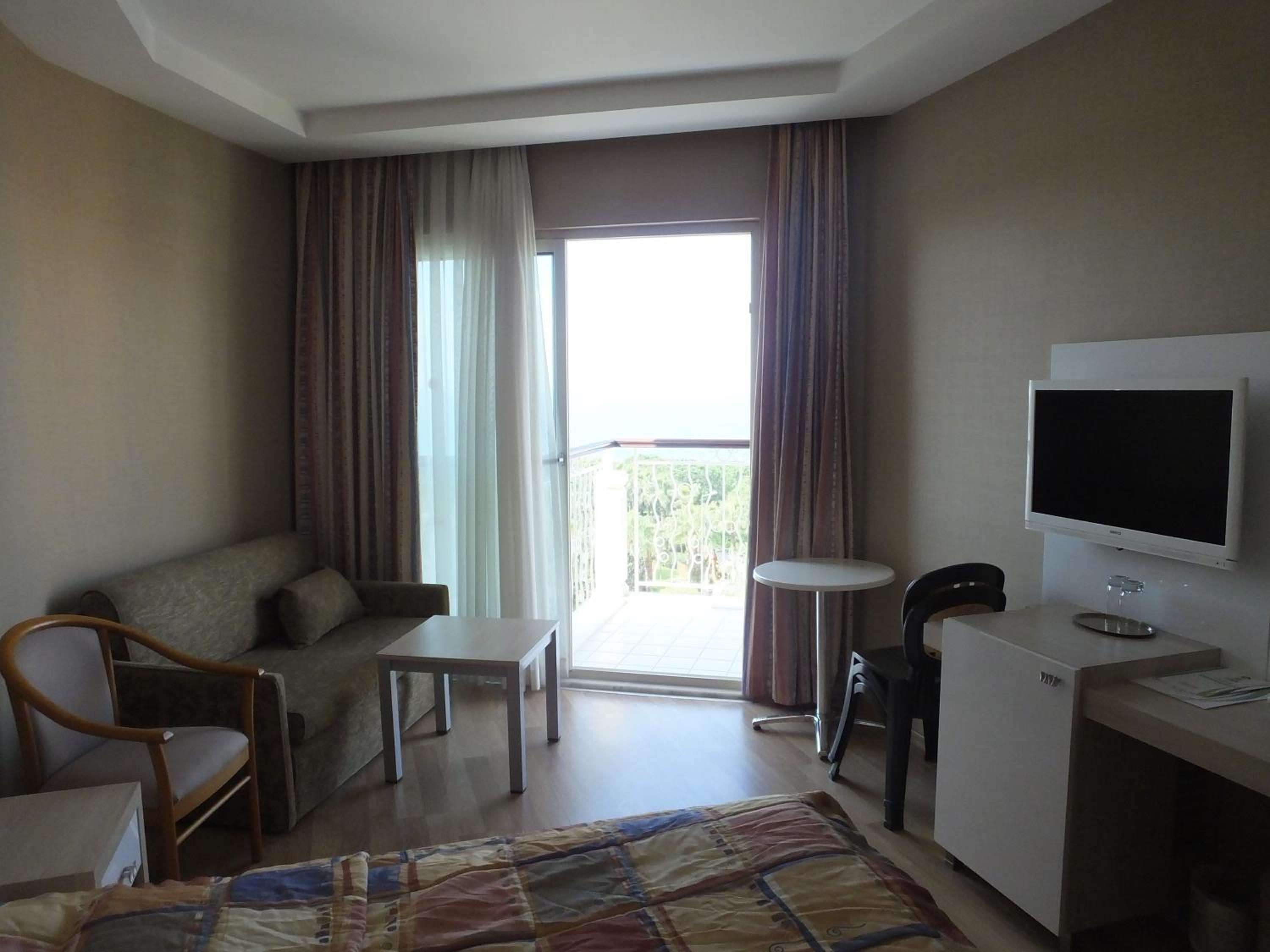 Double Room with Balcony and Sea View - Photo 4
