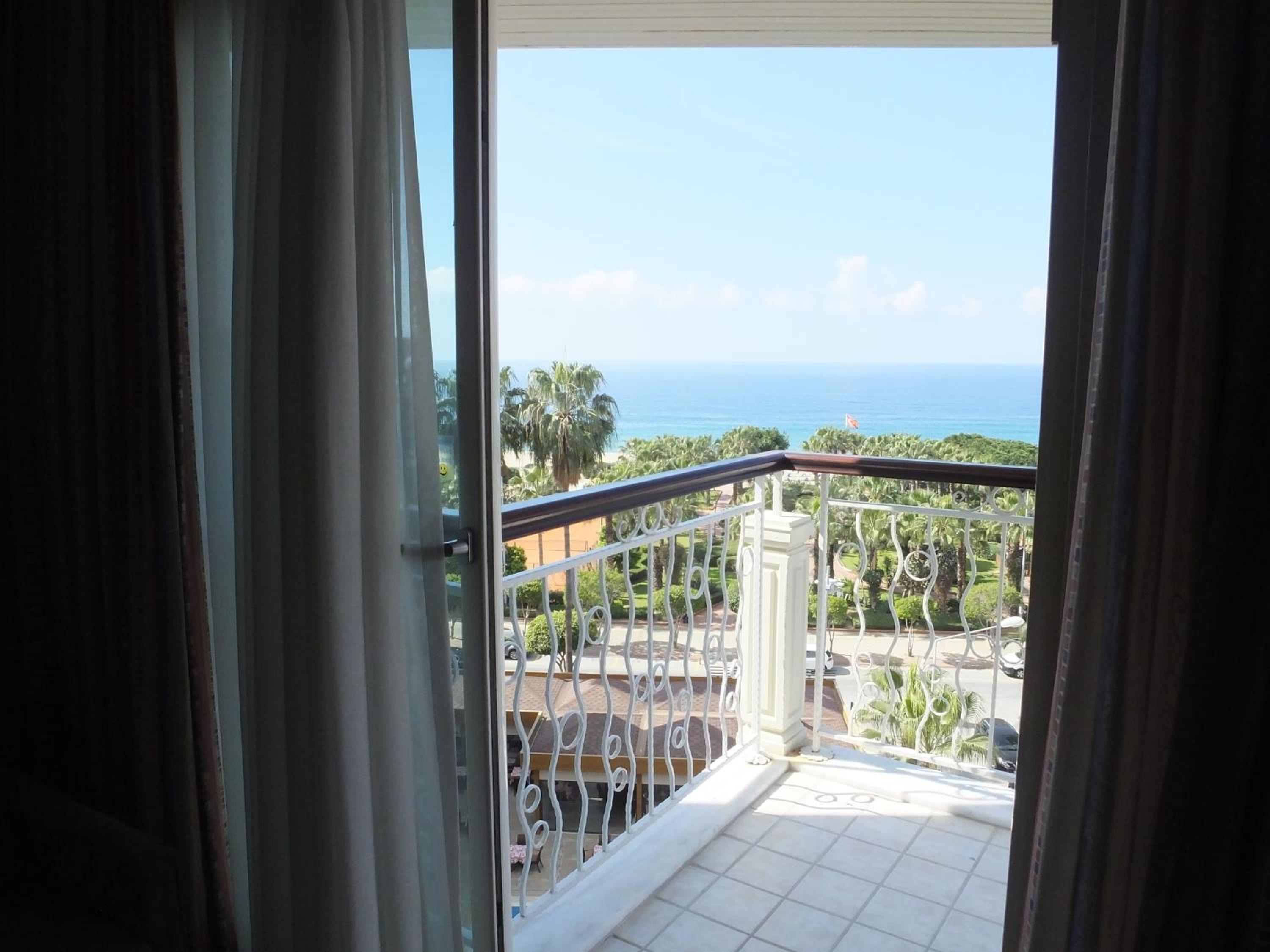 Double Room with Balcony and Sea View - Photo 3