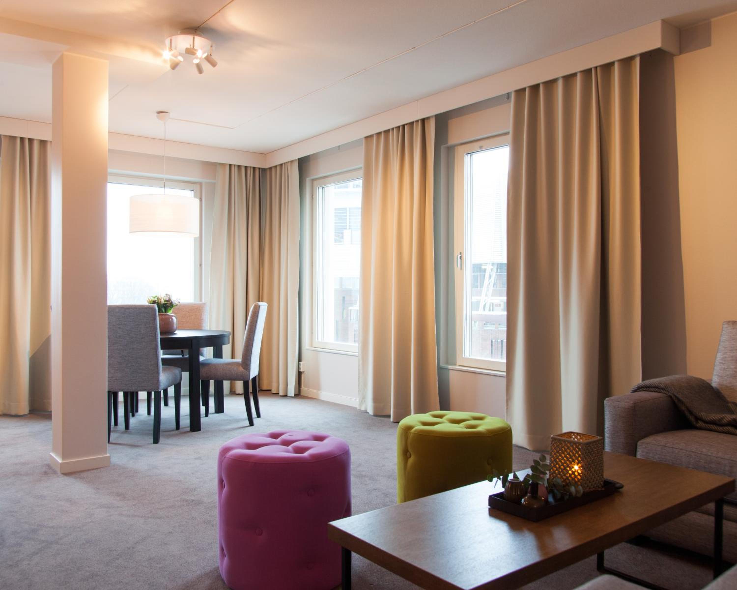Junior Suite with Two Single Beds and Sofa Bed - Non-Smoking - Photo 4