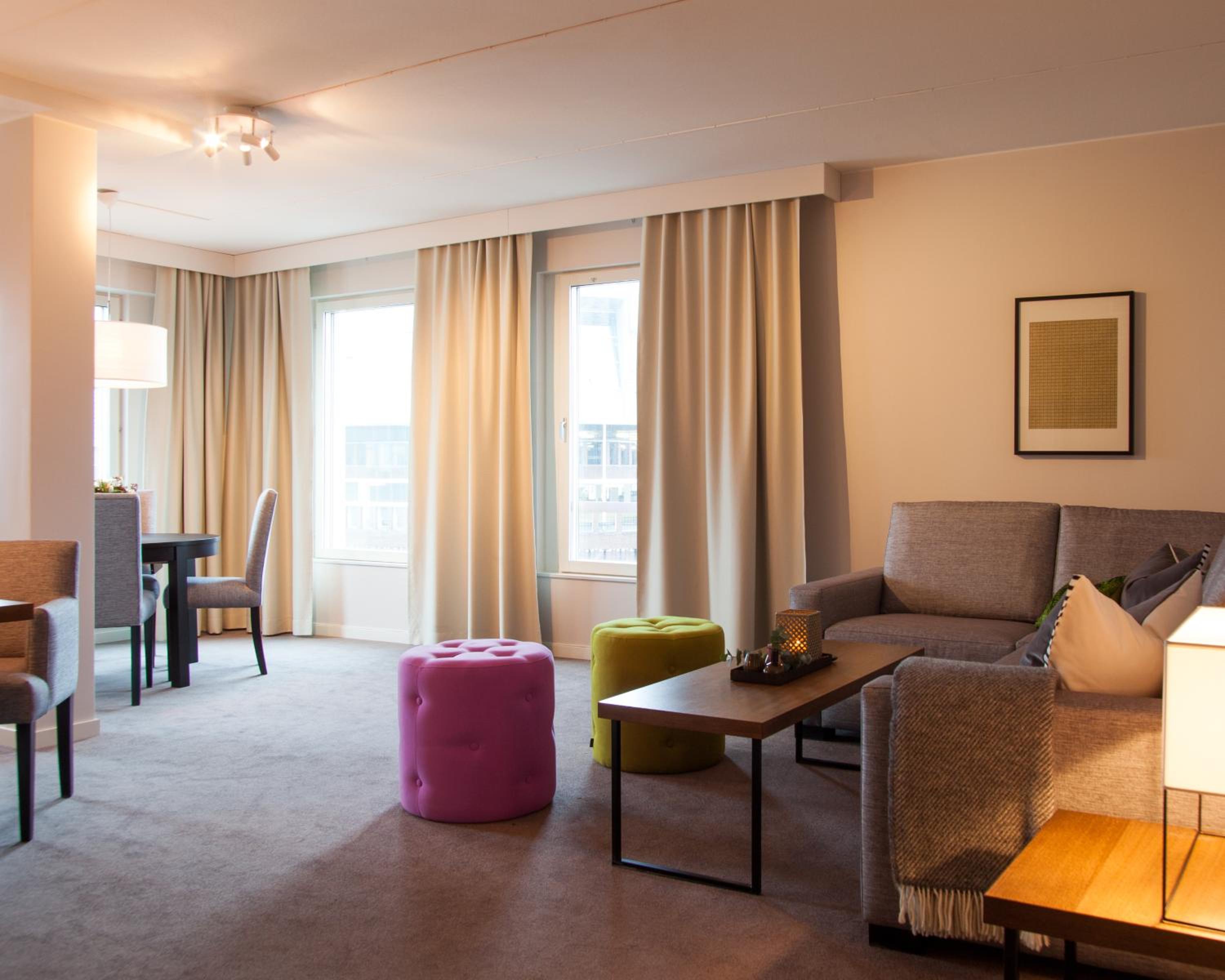 Junior Suite with Two Single Beds and Sofa Bed - Non-Smoking - Photo 3