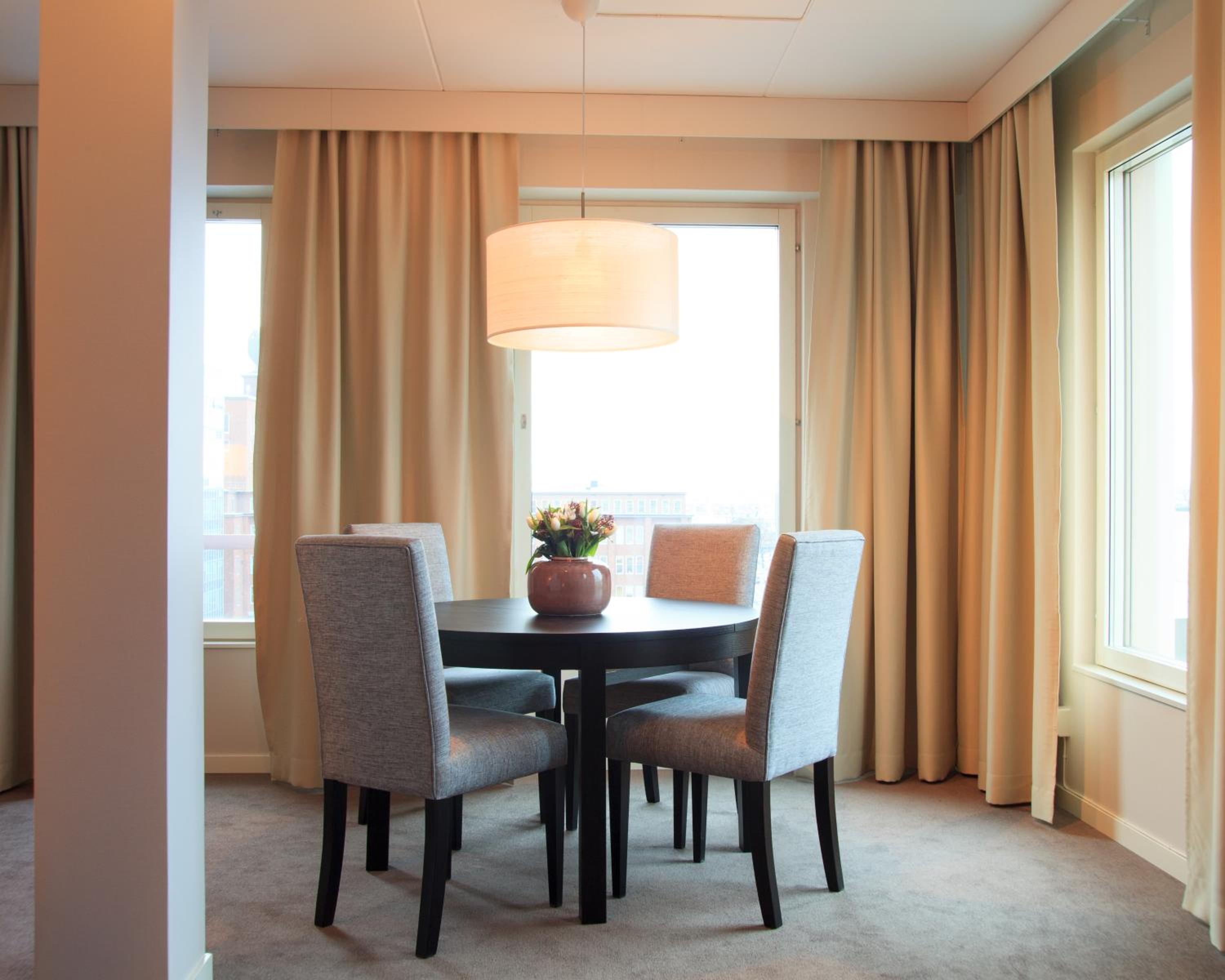 Junior Suite with Two Single Beds and Sofa Bed - Non-Smoking - Photo 9
