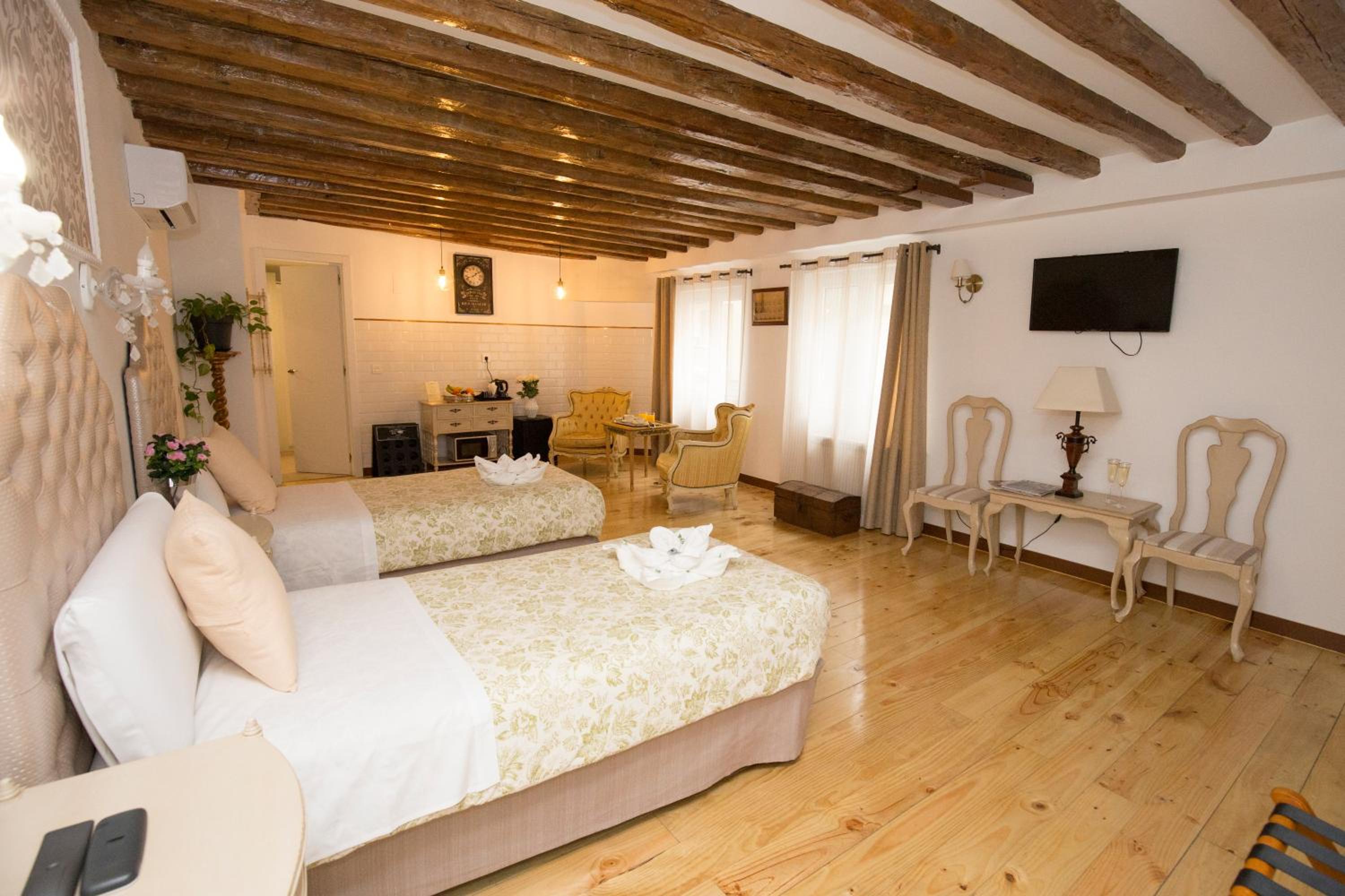 Interior twin room photo 2