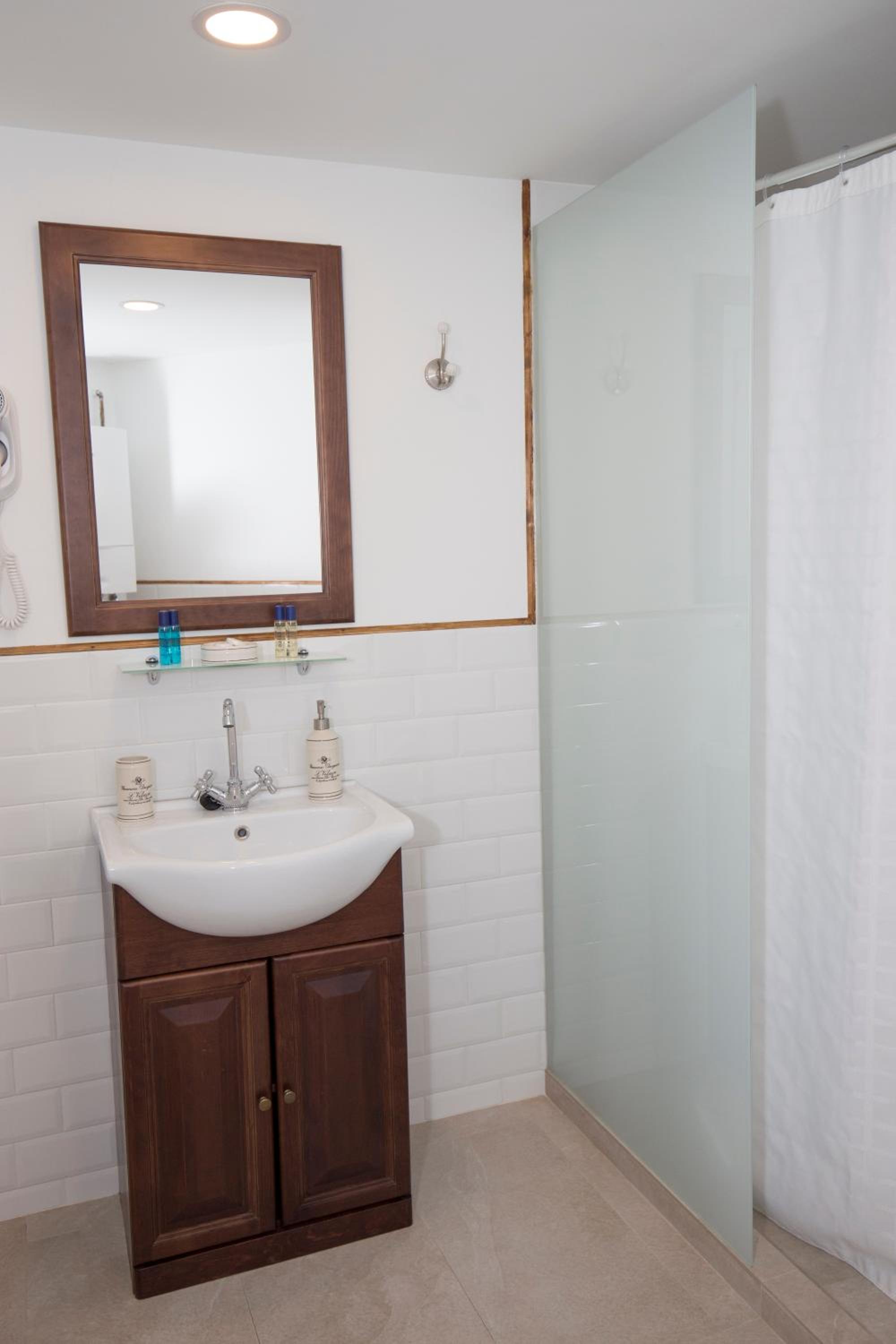 Interior twin room photo 3