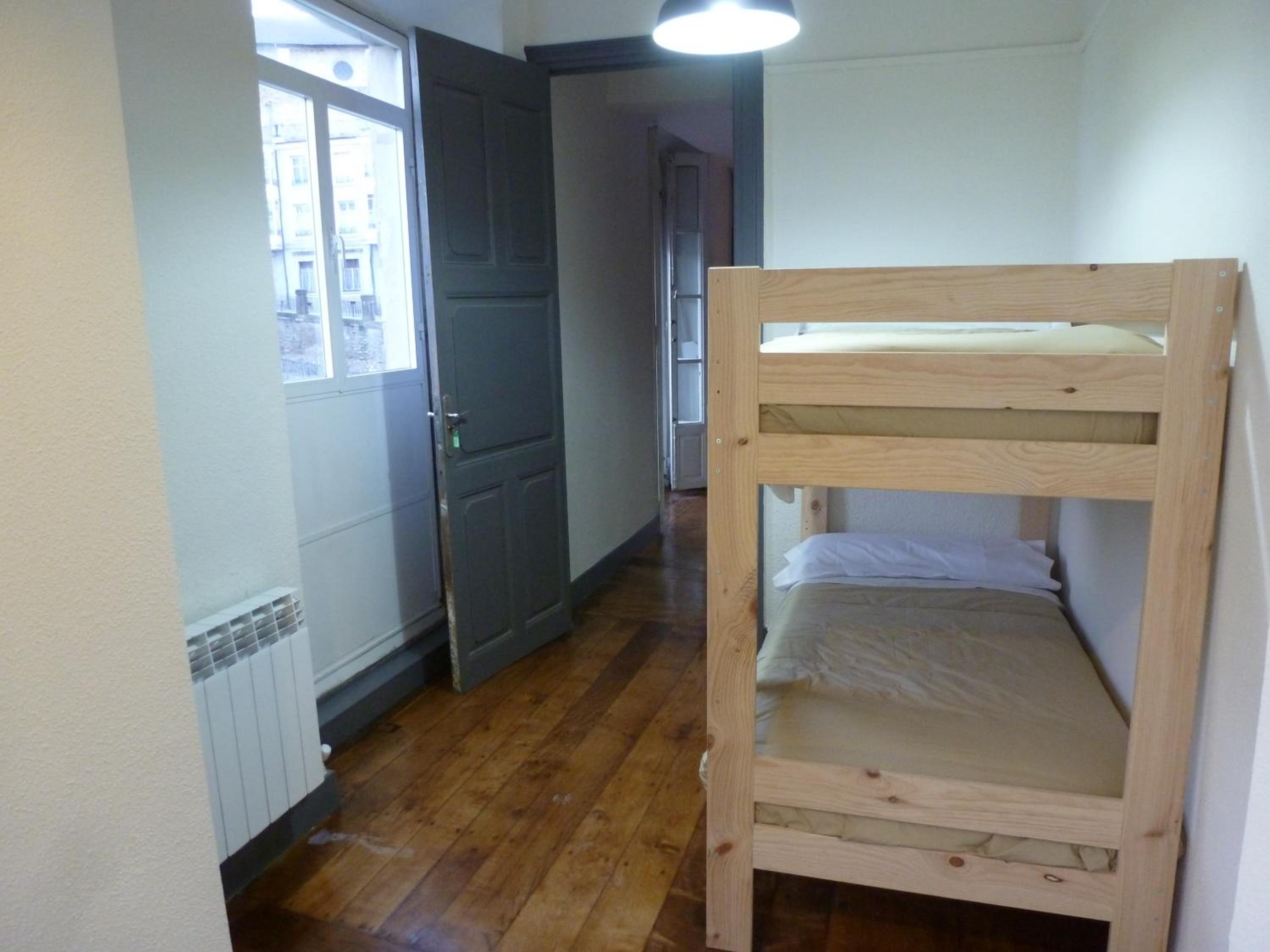 Twin Room with City View - Photo 2