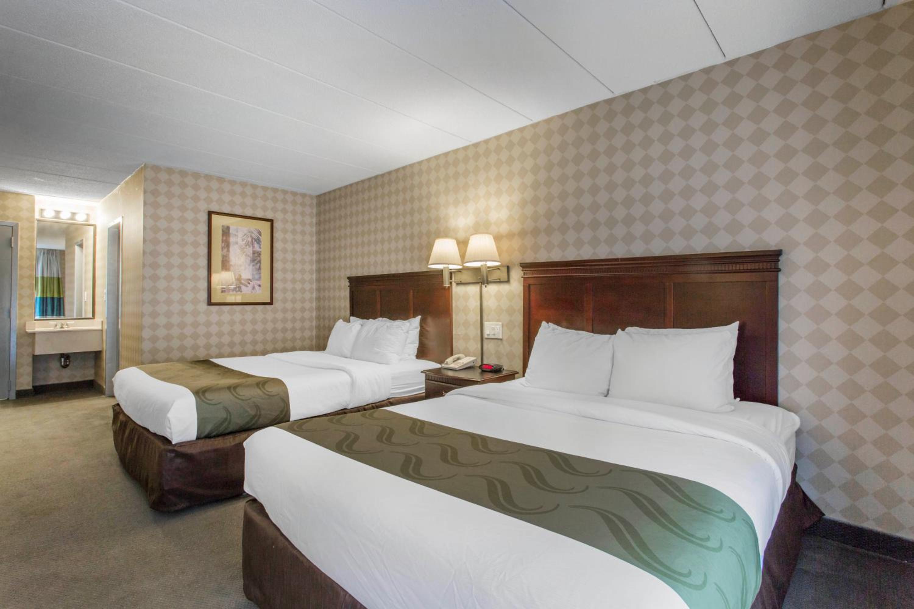 Queen Room with Two Queen Beds - Non Smoking/Pet Friendly photo 3
