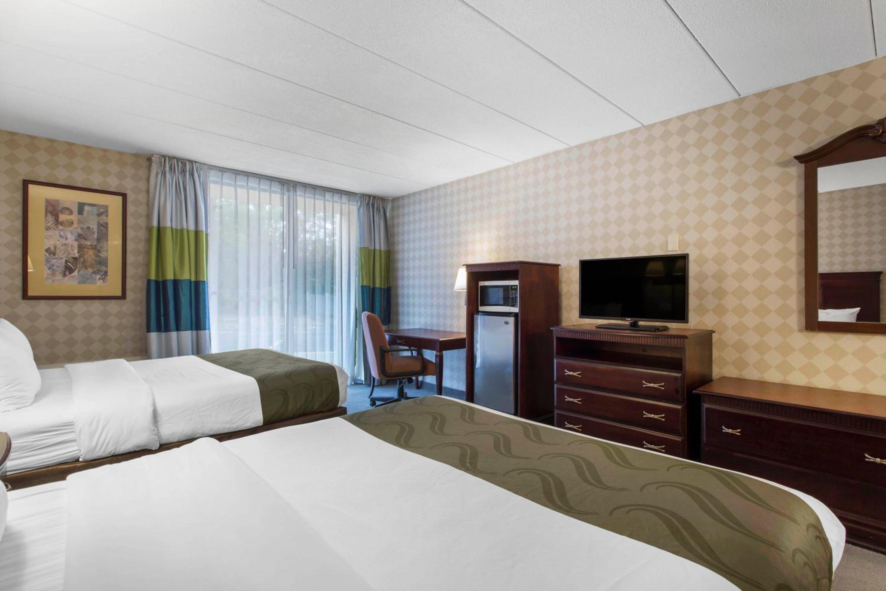 Queen Room with Two Queen Beds - Non Smoking/Pet Friendly photo 2