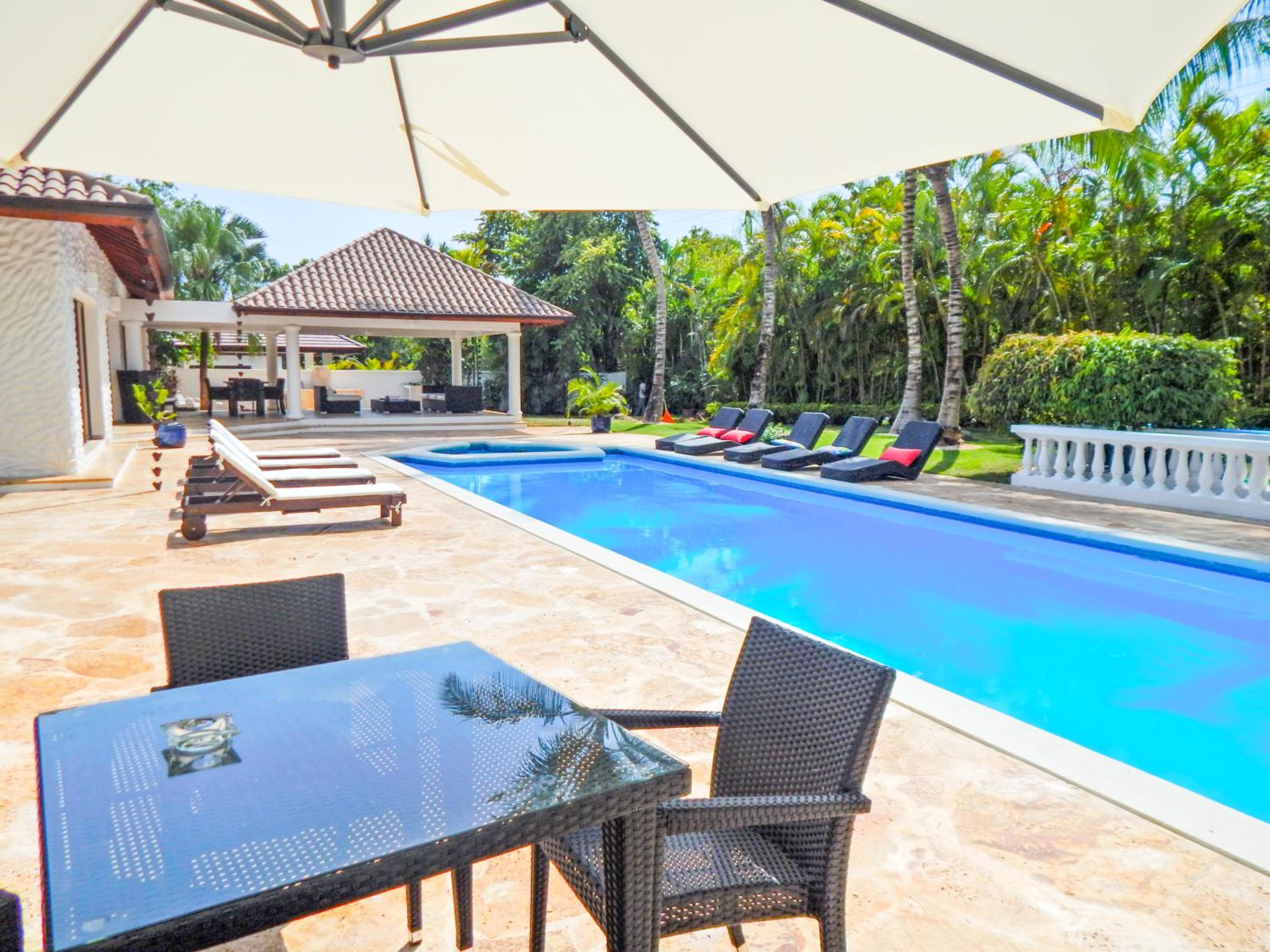 Classic Five-Bedroom Villa - Golf Cart Included - Photo 7