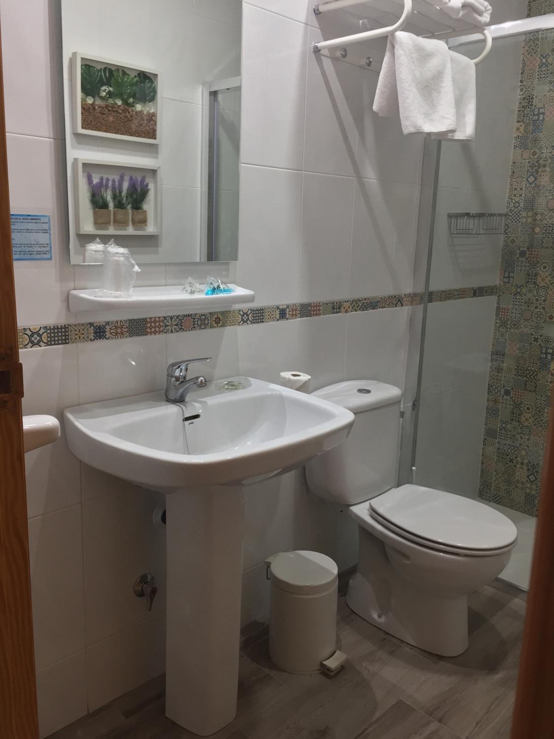 Standard Queen Room - Photo 5