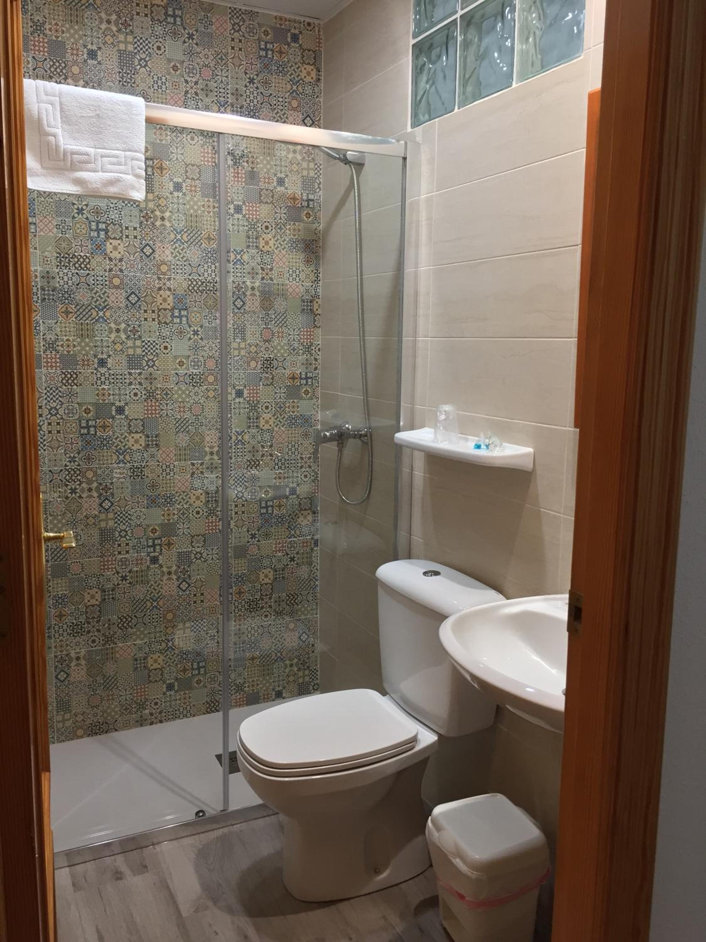 Standard Queen Room - Photo 13