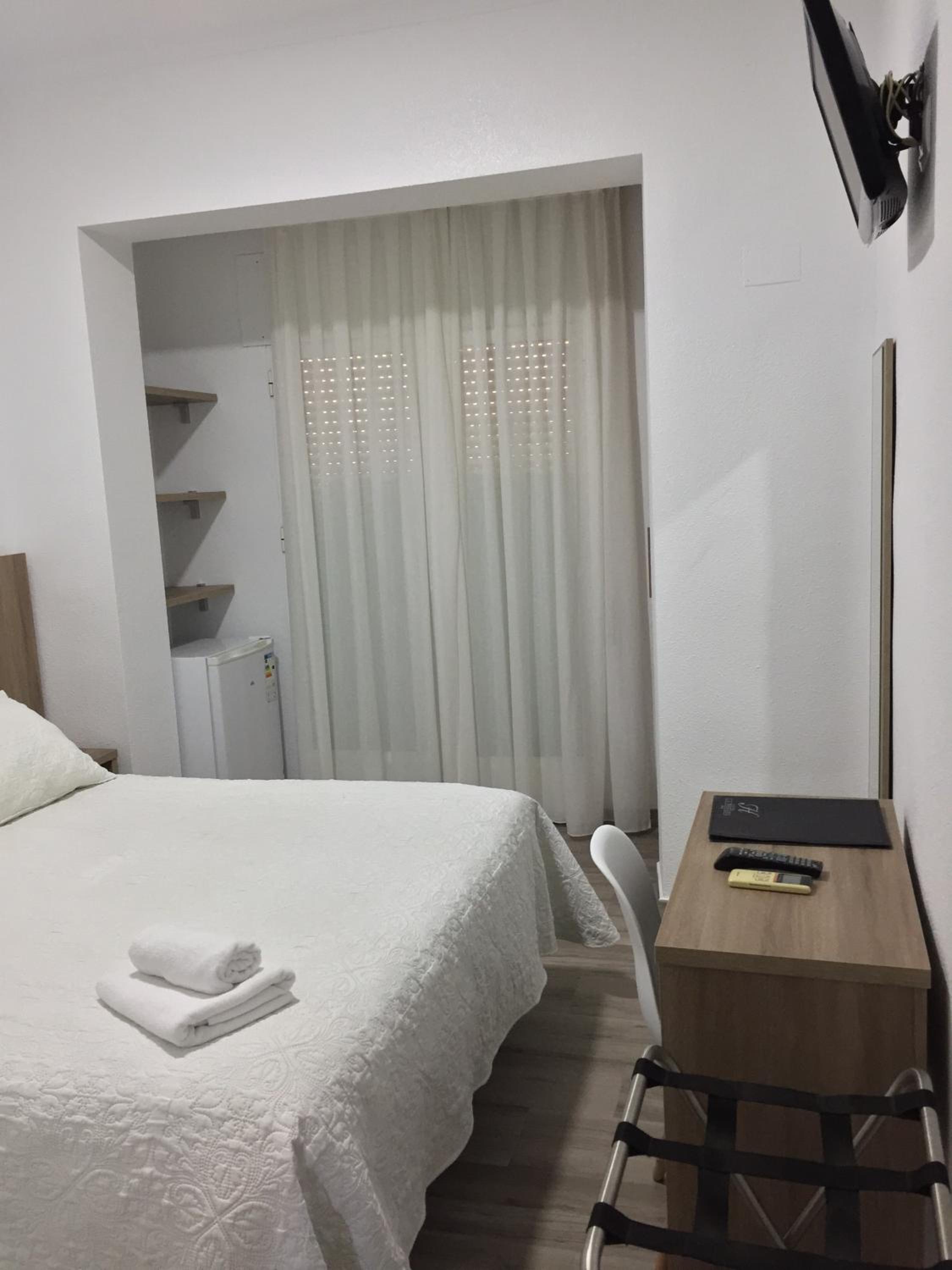 Standard Queen Room - Photo 15