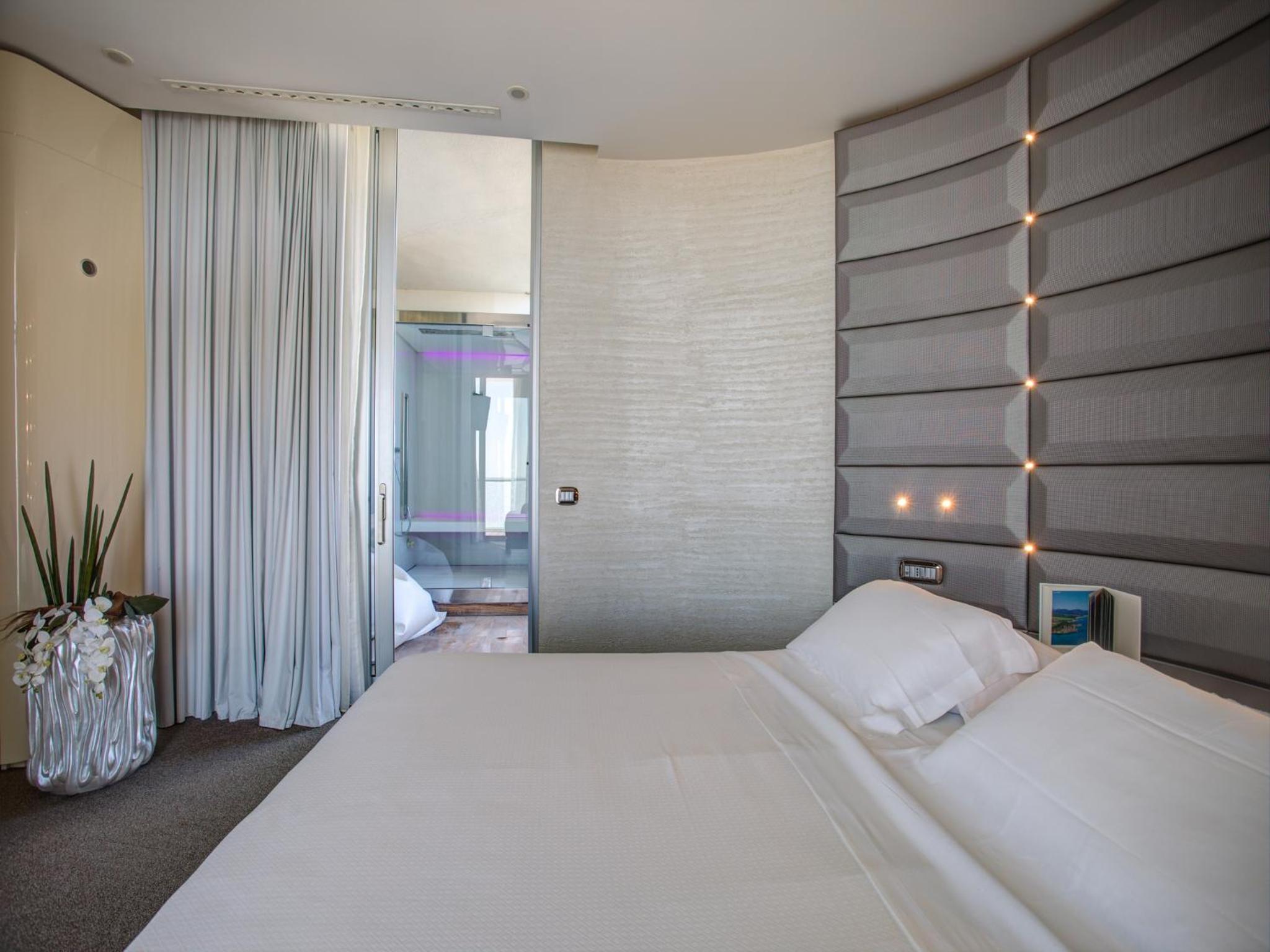 Luxury Two-Bedroom Suite - Split Level with sea view thumbnail 6