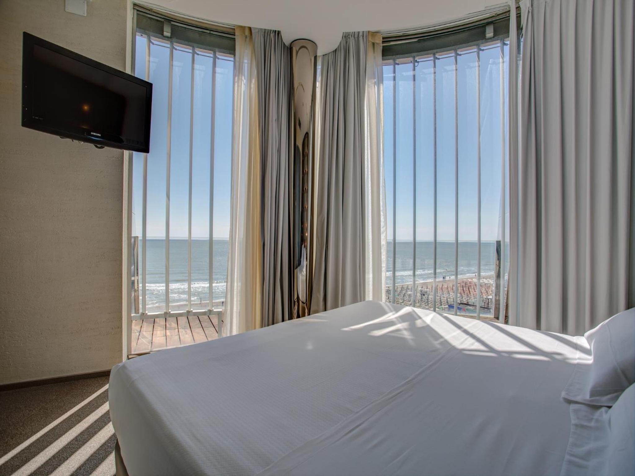 Luxury Two-Bedroom Suite - Split Level with sea view thumbnail 5