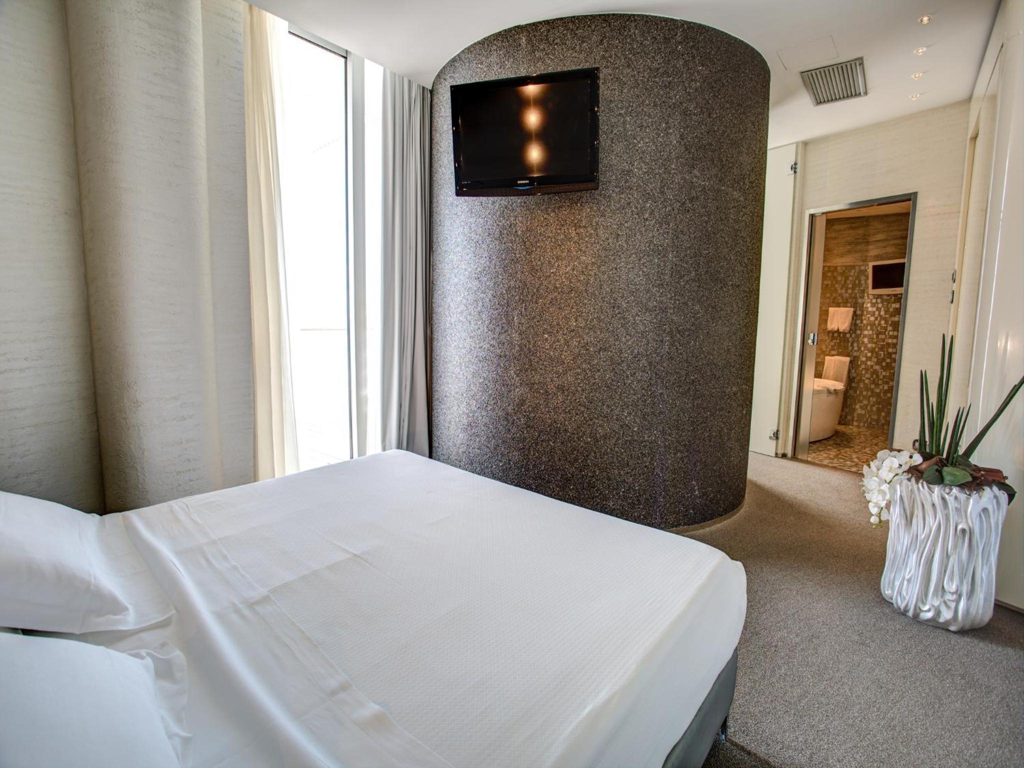 Luxury Two-Bedroom Suite - Split Level with sea view thumbnail 5