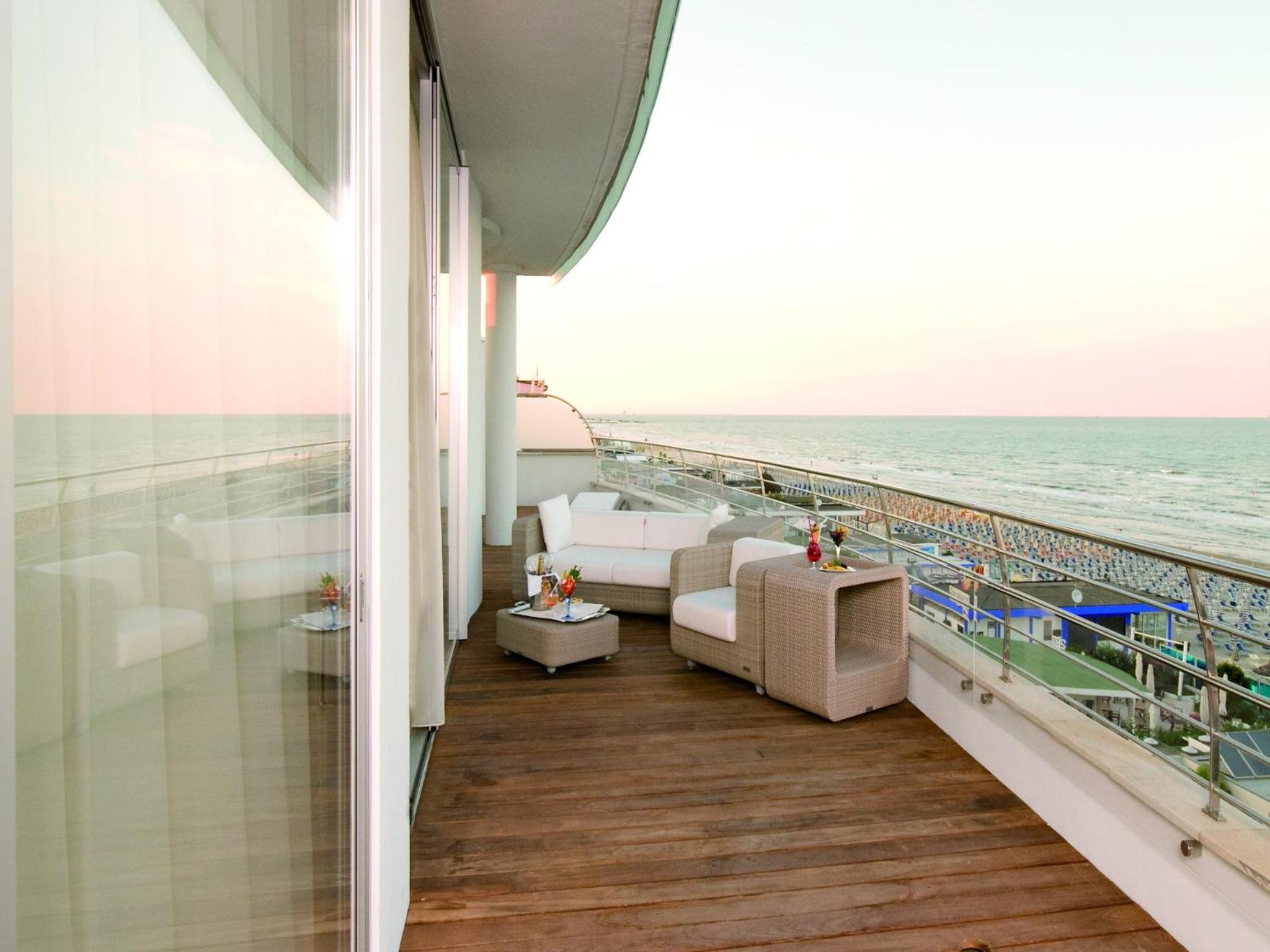 Luxury Two-Bedroom Suite - Split Level with sea view