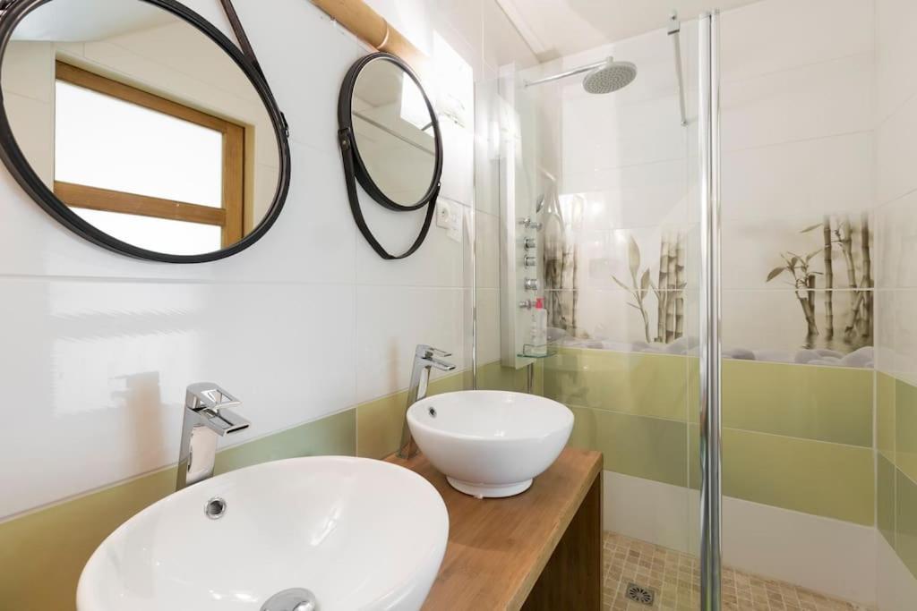 Deluxe Room (2 Adults + 1 Child)