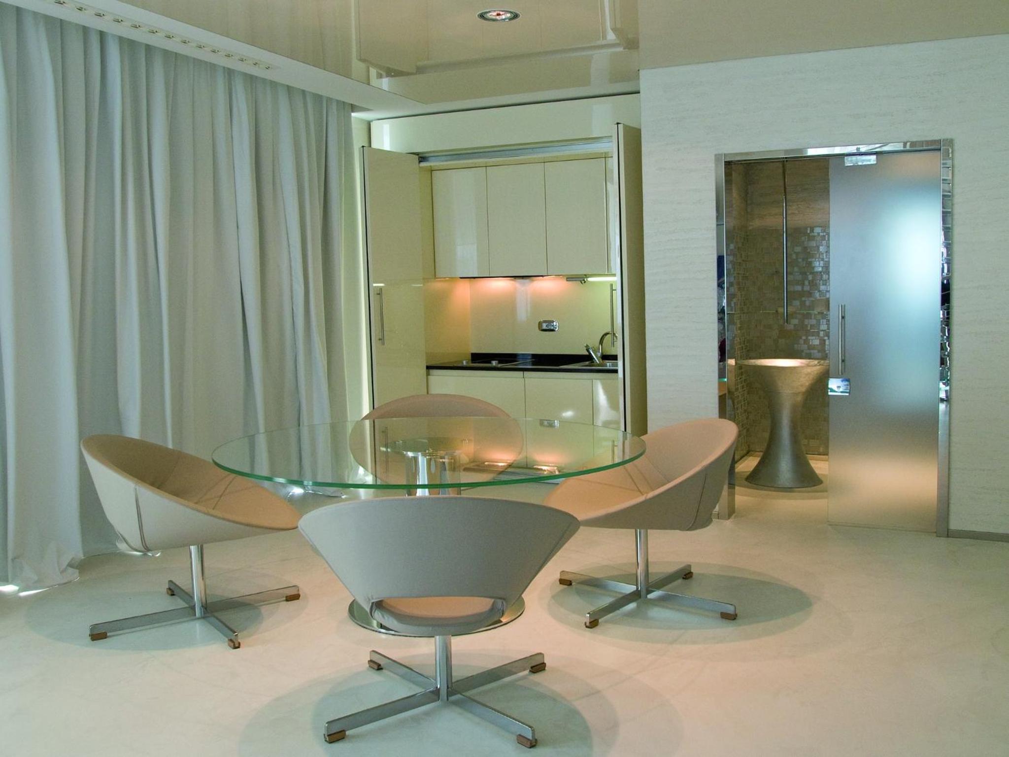 Luxury Two-Bedroom Suite - Split Level with sea view thumbnail 6
