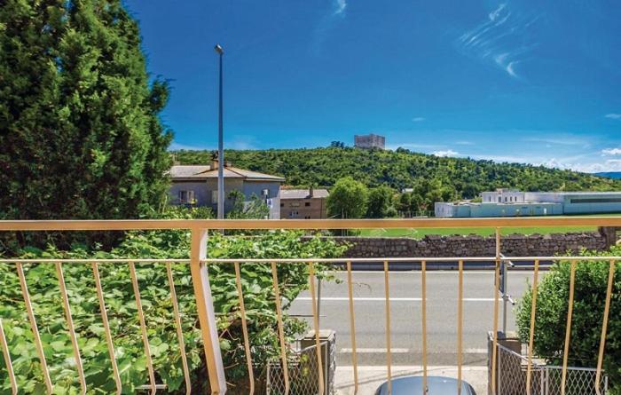 Apartment with Balcony photo 3