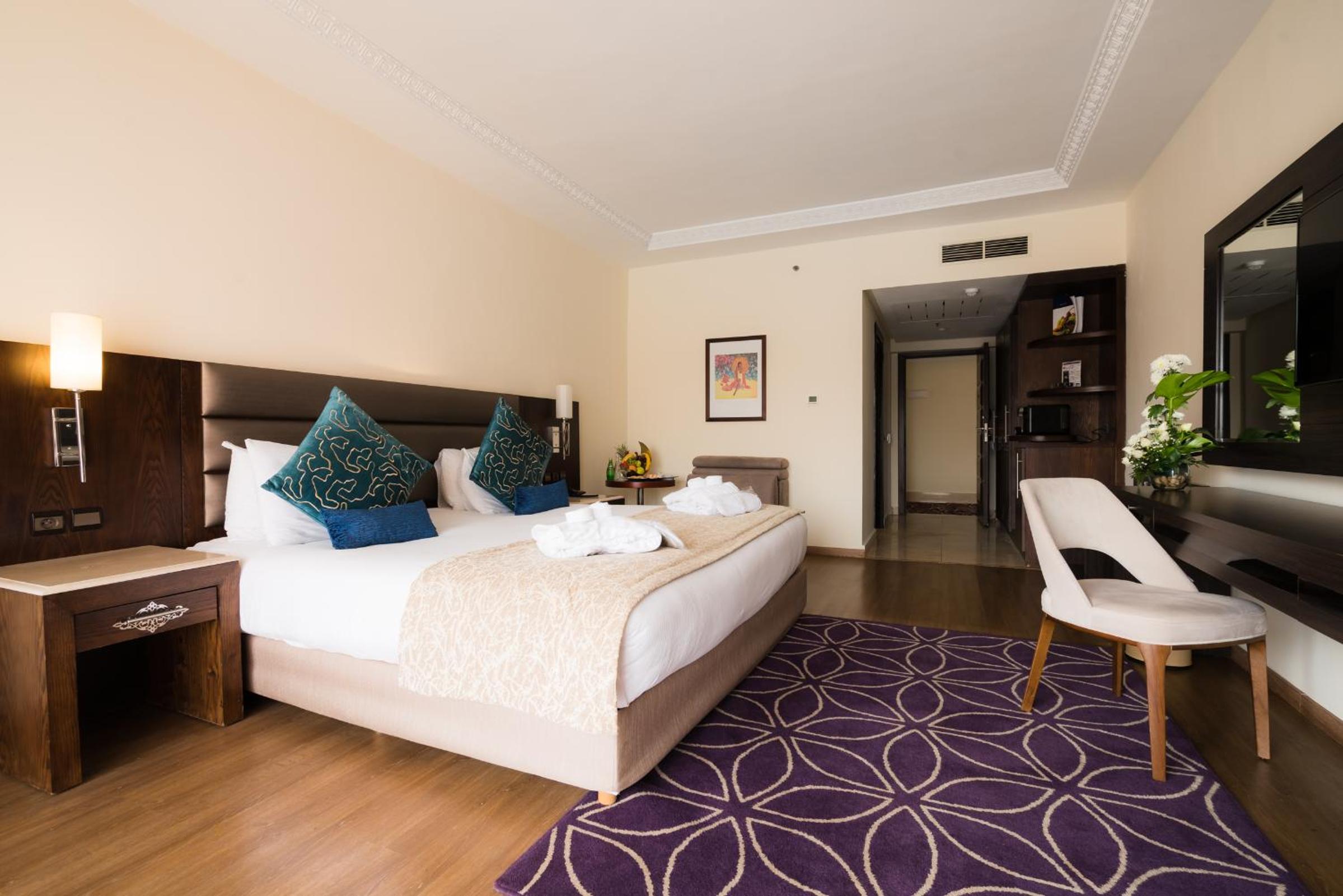 Deluxe Double Room thumbnail 6