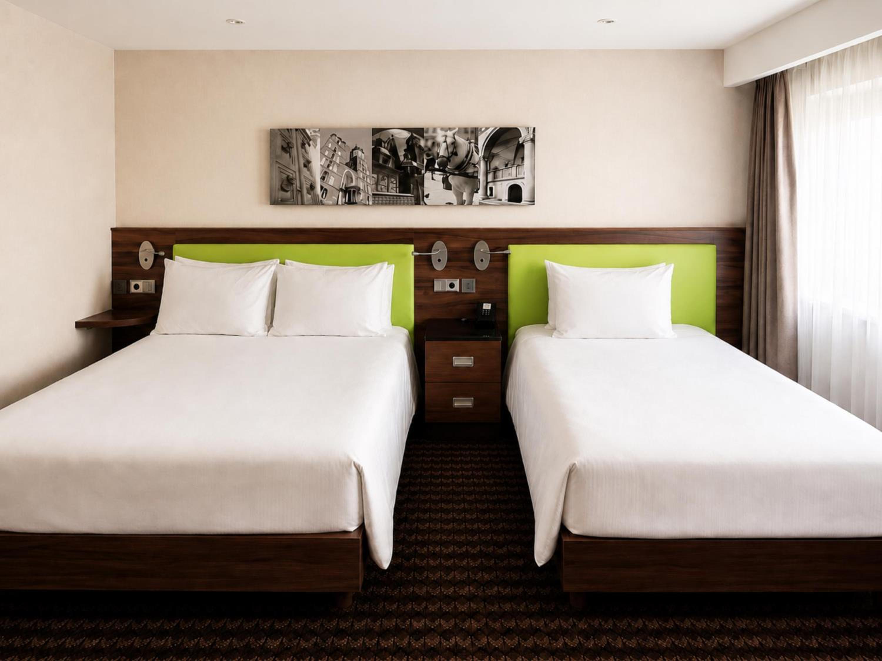 Room with One Queen Bed and One Single Bed photo 2