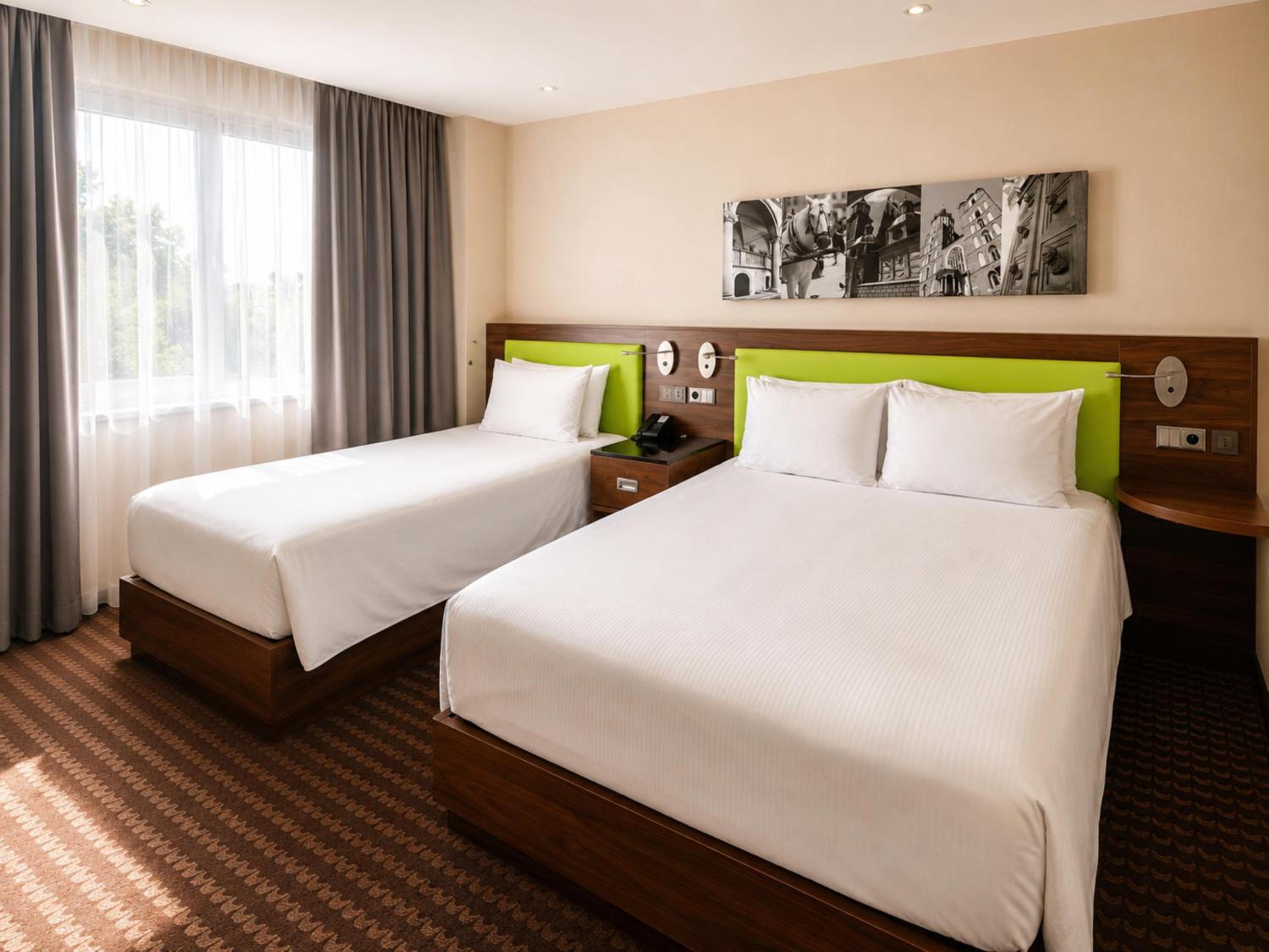 Room with One Queen Bed and One Single Bed photo 3