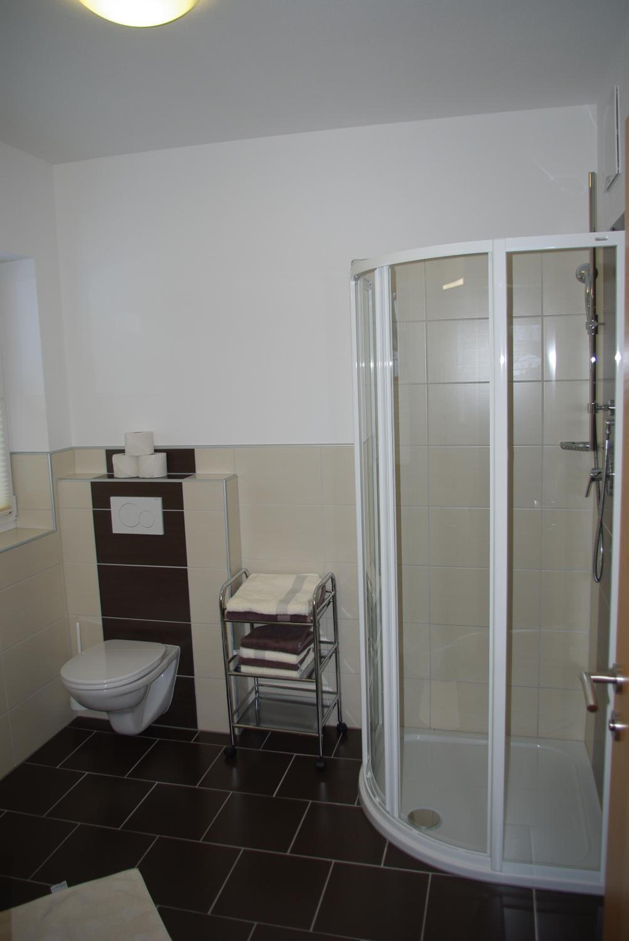 Two-Bedroom Apartment with Shower  photo 2