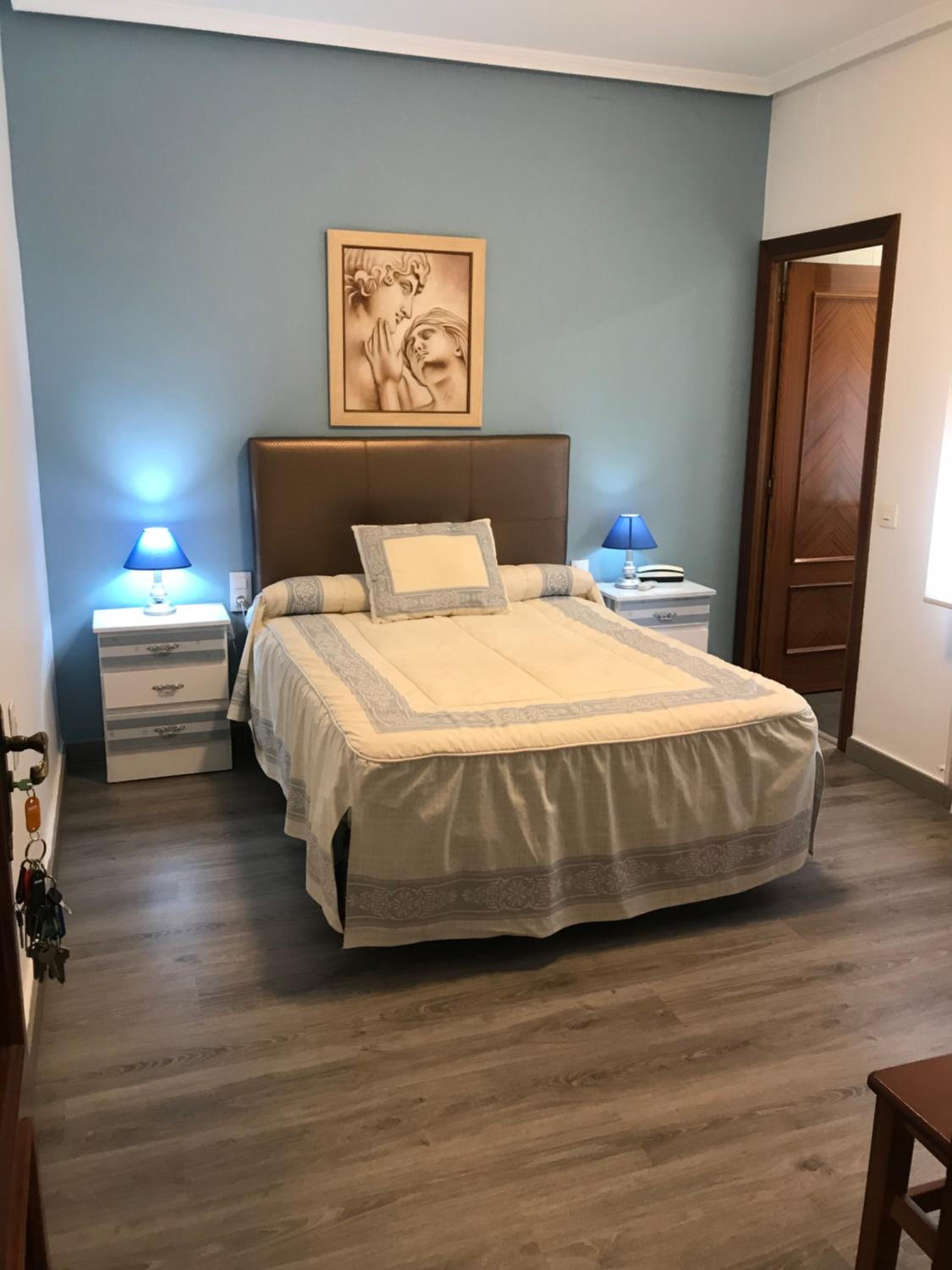 Double or Twin Room with Bathroom - Photo 4