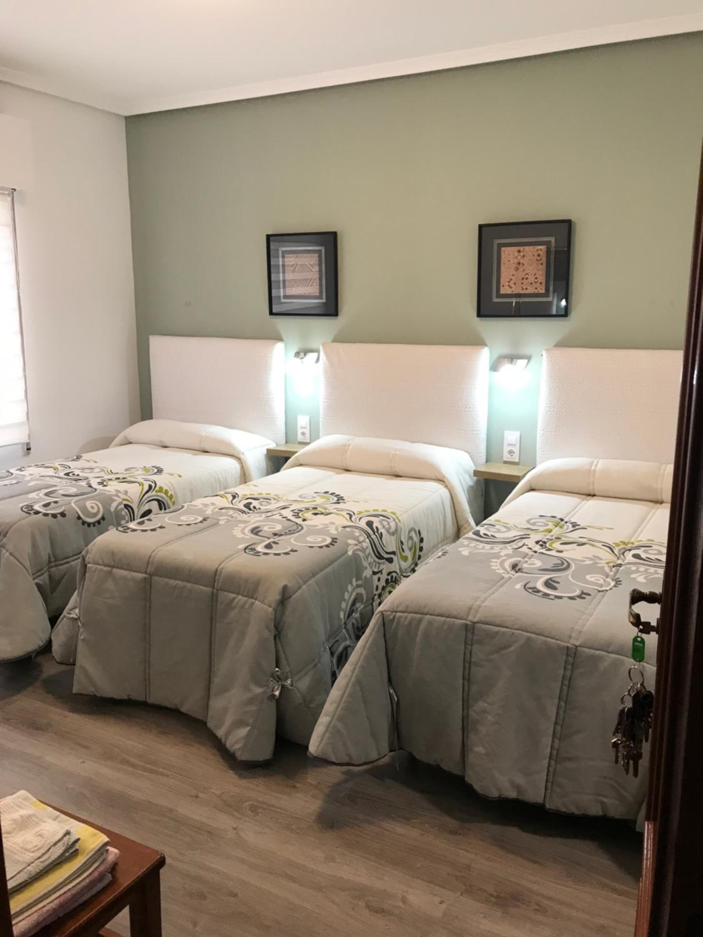 Double or Twin Room with Bathroom - Photo 3