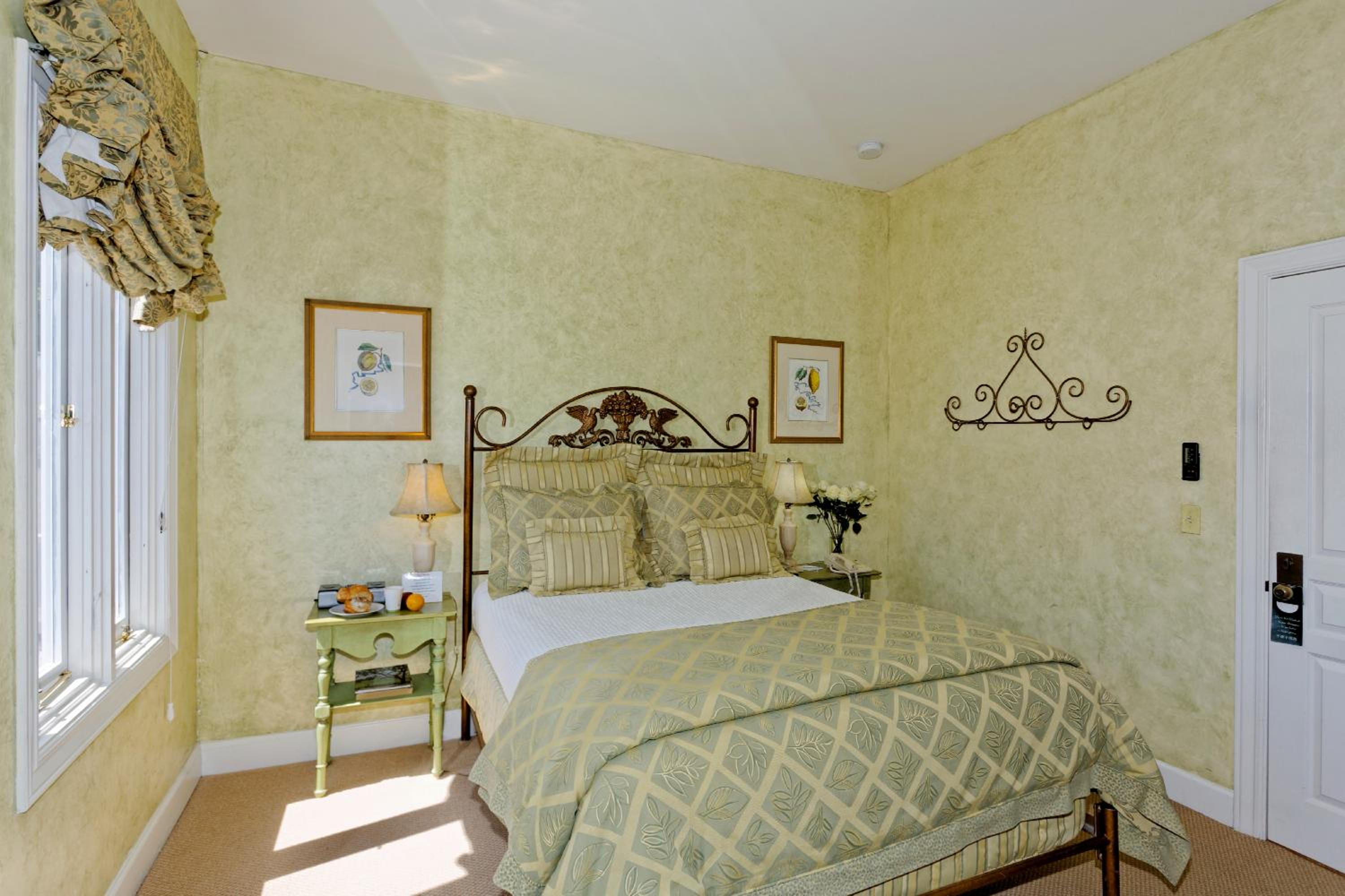 Standard Queen Room